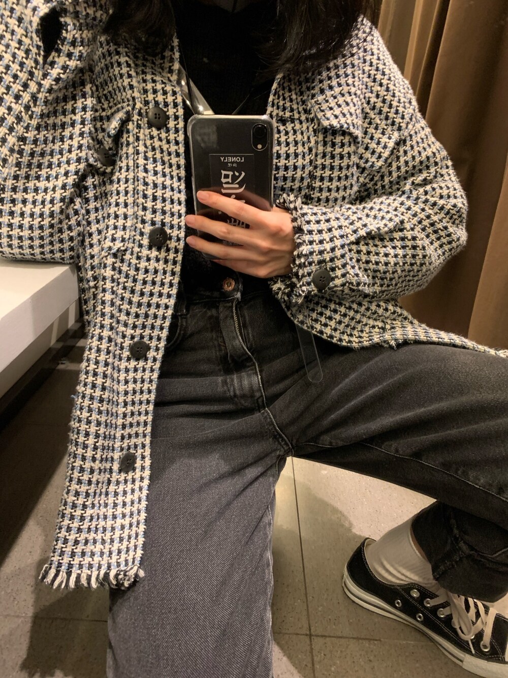 ブラック系のデニムパンツ、その他のジャケット/アウター、ブラック系のスニーカーを着用したレディースの秋コーディネートの1枚目の写真