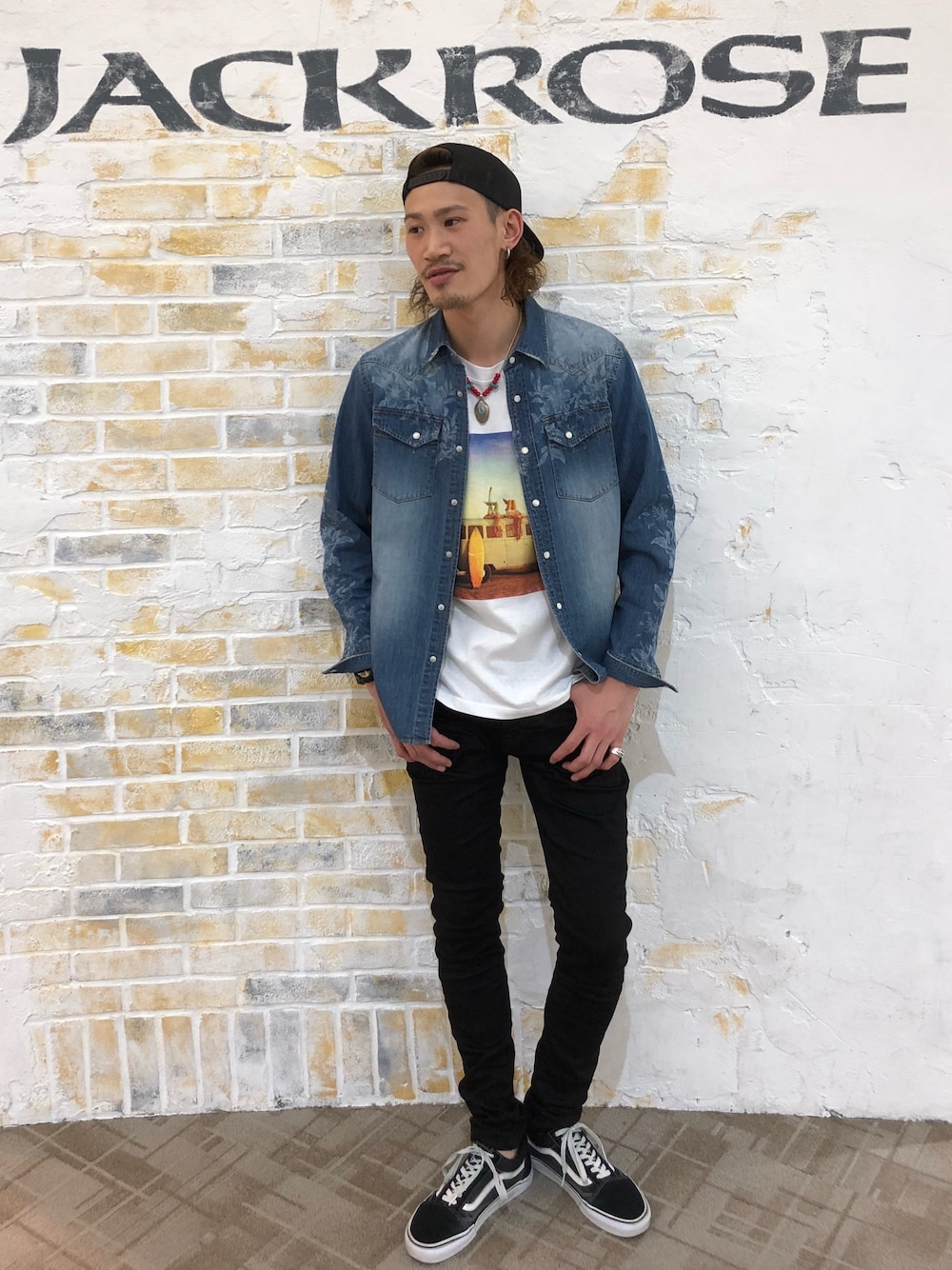 ブルー系のシャツ/ブラウス、ホワイト系のTシャツ/カットソー、ブラック系のデニムパンツを着用したメンズの春コーディネートの1枚目の写真