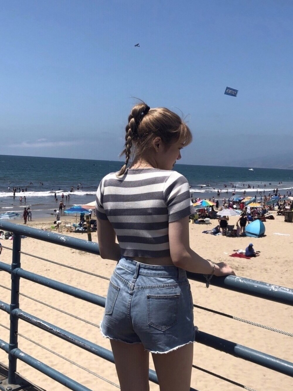 「韓国ファッション、楽チンコーデ、シンプル、ショートパンツ、高身長女子、outfit、夏、海、サンダル、大学生」｜「Guessのアイテム（ブレスレット、シルバー系）」を使った、LIL🌹리루 李瑠さん（レディース・169cm）の夏コーディネートの1枚目の写真