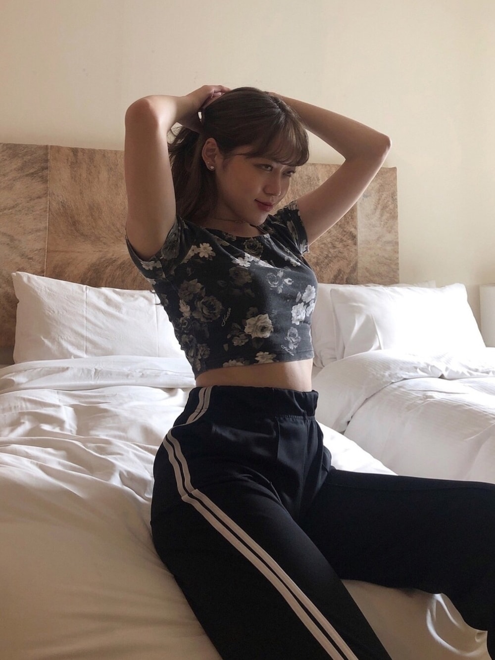 「韓国ファッション、韓国ブランド、シンプル、休日スタイル、ジャージ、高身長女子、大学生、ストリート、outfit、street」｜「jouetieのアイテム（トップス、ブラック系）」を使った、LIL🌹리루 李瑠さん（レディース・169cm）の秋コーディネートの1枚目の写真