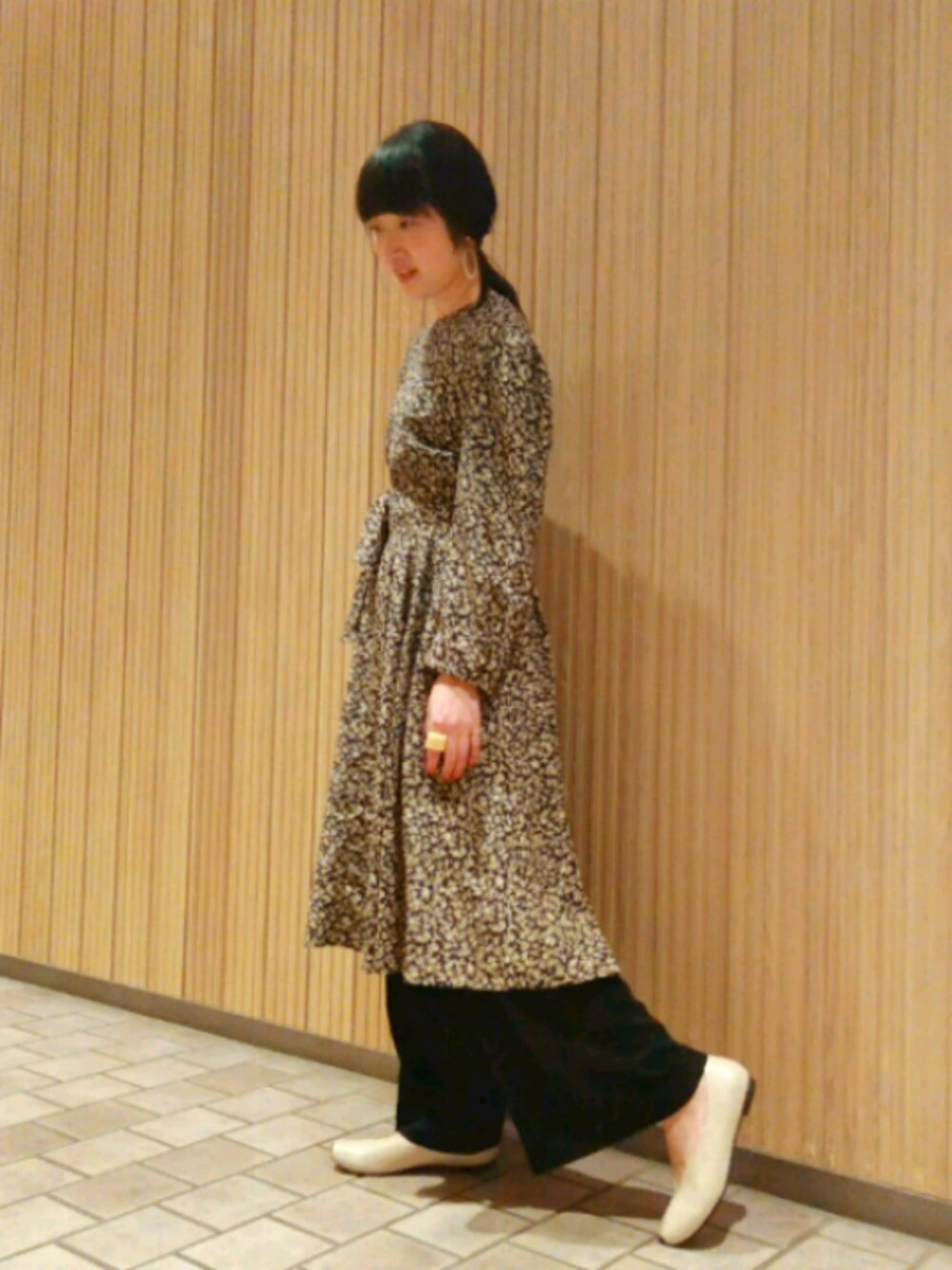 「70's、ワンピース×パンツ、ワンピースコーデ、Vintage mix、used mix、古着MIX、古着好き、クラシック、ヒッピー、モノトーン」｜「yuko imanishi +のアイテム（パンプス、ベージュ系）」を使った、小柳紫さん（レディース・159cm）の春コーディネートの1枚目の写真