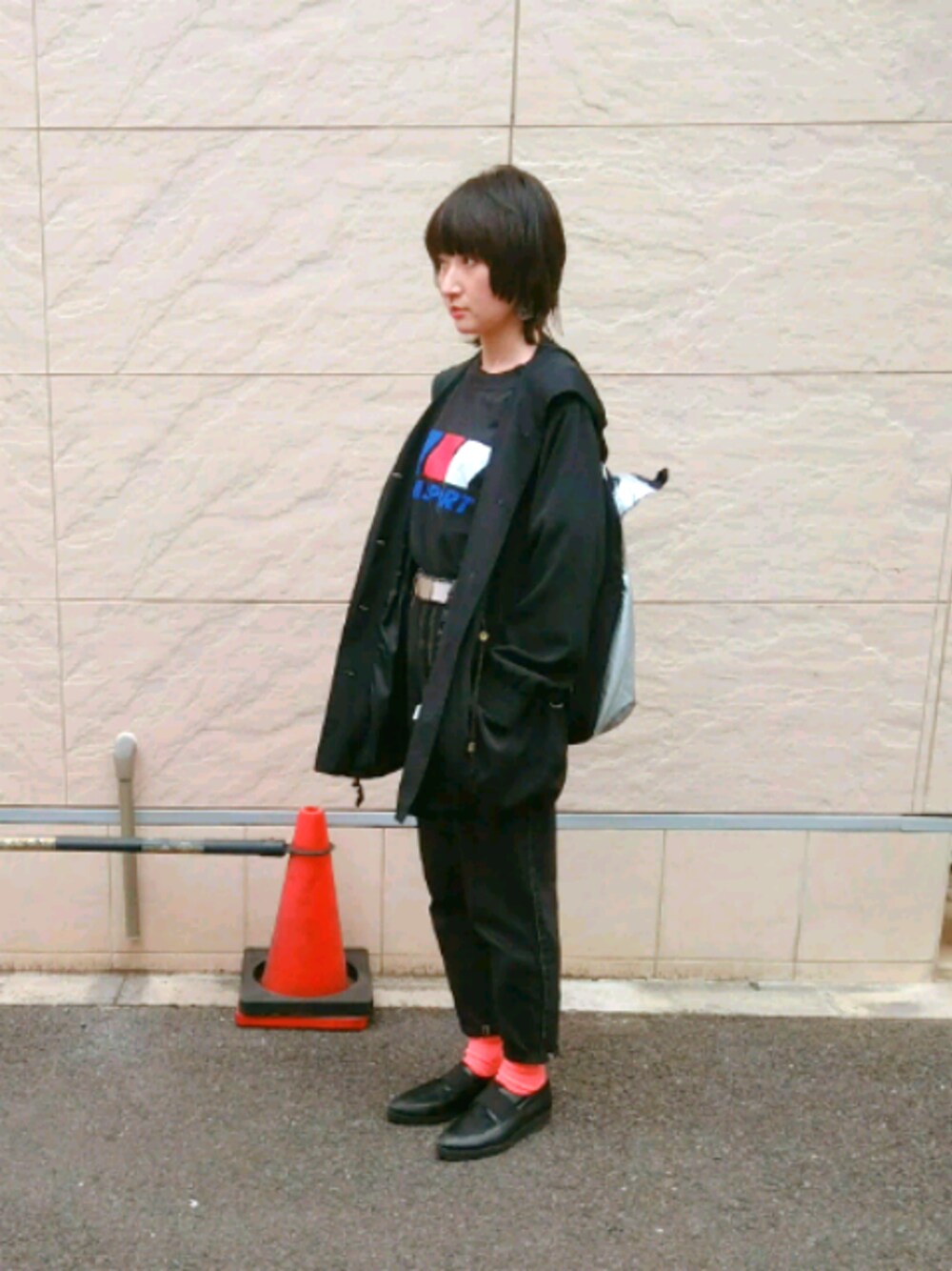 「雨の日、マウンテンパーカー、ブラックコーデ、ブラックデニム、ブラック×ブラック、FILA、FILA Tシャツ、スポーツmix、パンツイン、ダサいくらいがかっこいい」｜「FILA(old)のTシャツ（Tシャツ/カットソー、ブラック系）」を使った、小柳紫さん（レディース・159cm）の春コーディネートの1枚目の写真