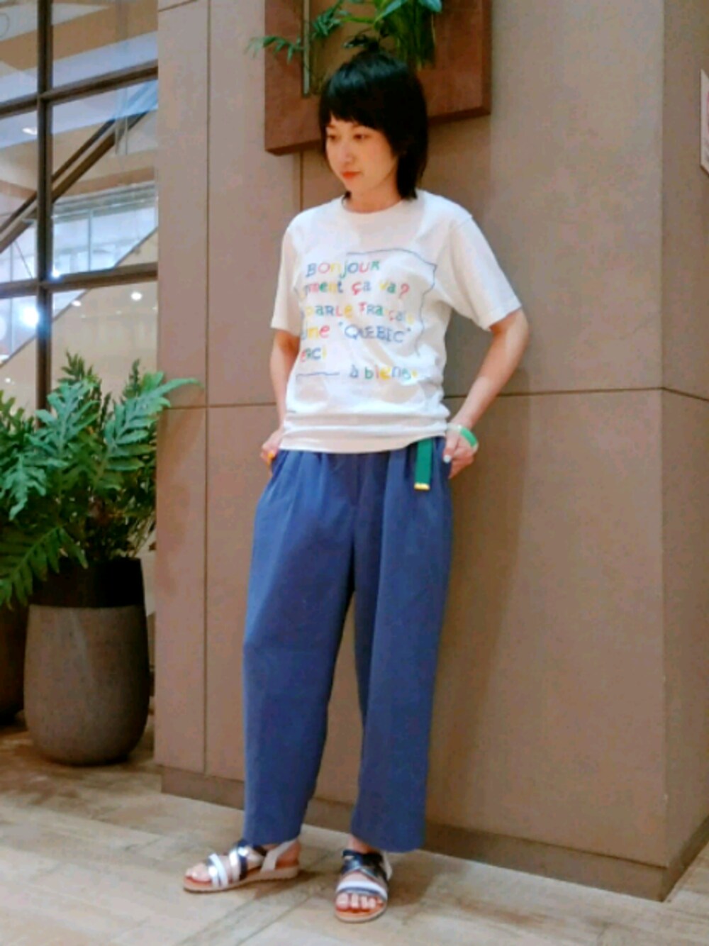 「夏だ！Tシャツ着よう！、Tシャツコーデ、白Tシャツ、白T、おもしろT、古着MIX、カラーパンツ、ベルトチラ見せ、カラフル、ゆるカジ」｜「USEDのアイテム（Tシャツ/カットソー、ホワイト系）」を使った、小柳紫さん（レディース・159cm）の夏コーディネートの1枚目の写真