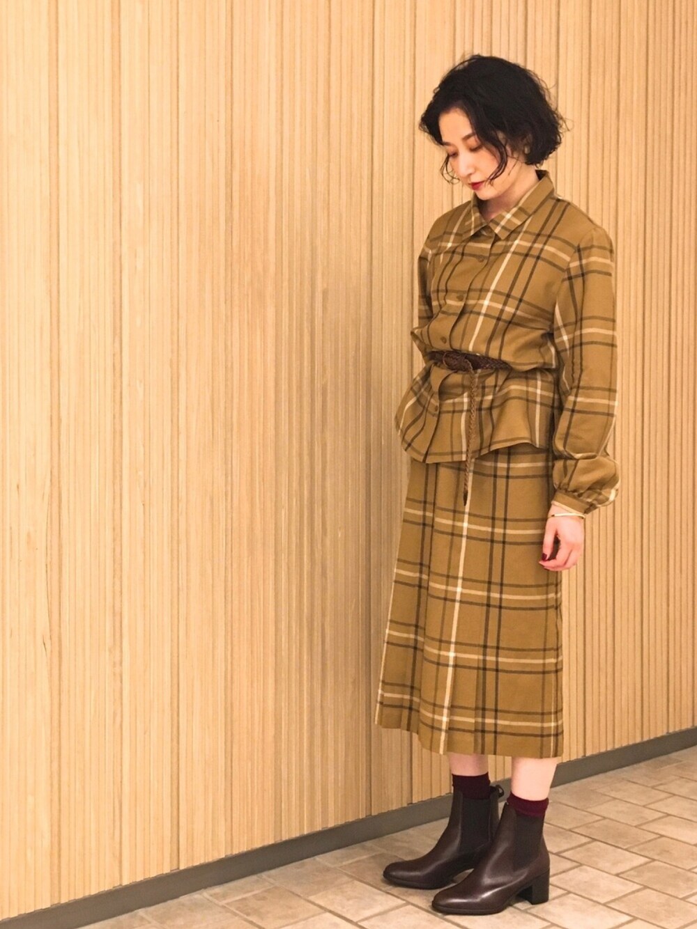 「秋のマイ旬スタイル、プチプラ、古着コーデ、古着好き、セットアップスタイル、チェック、オトナ女子、ブーツスタイル、ブーツコーデ、キャメルコーデ」｜「VINTAGEのアイテム（その他、ベージュ系）」を使った、小柳紫さん（レディース・159cm）の秋コーディネートの1枚目の写真