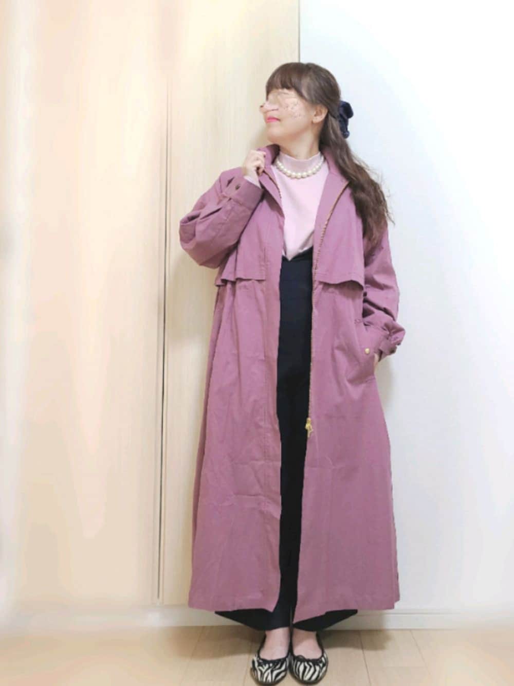 パープル系のその他アウター、ブルー系のその他パンツ、その他のバレエシューズを着用したレディースの春コーディネートの1枚目の写真