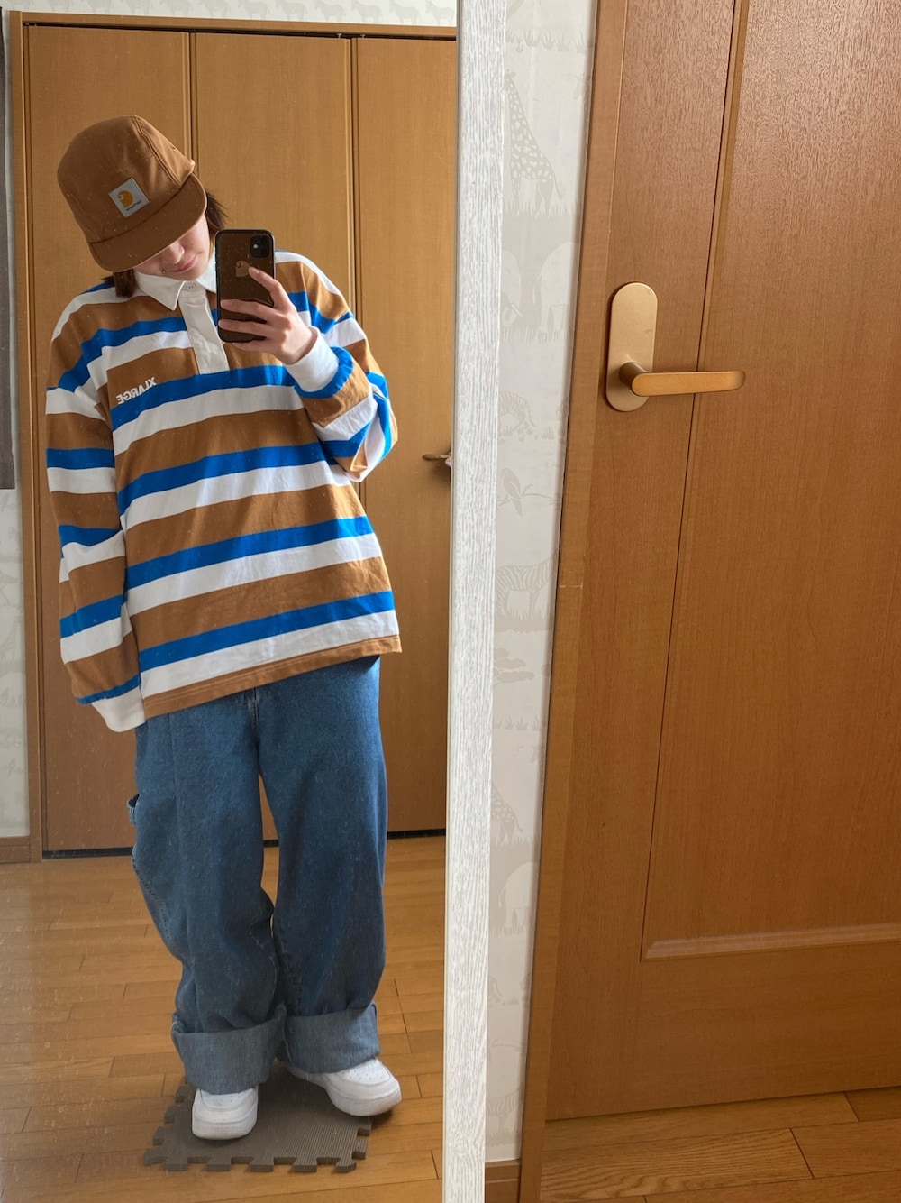 「ワイドパンツ、デニムパンツ、ストリート、メンズライク、ストリートコーデ、キャップ、XLARGE、carhartt」｜「XLARGEのRUGBY STRIPE SHIRT（シャツ/ブラウス、ベージュ系）」を使った、maimaiさん（レディース・157cm）の冬コーディネートの1枚目の写真