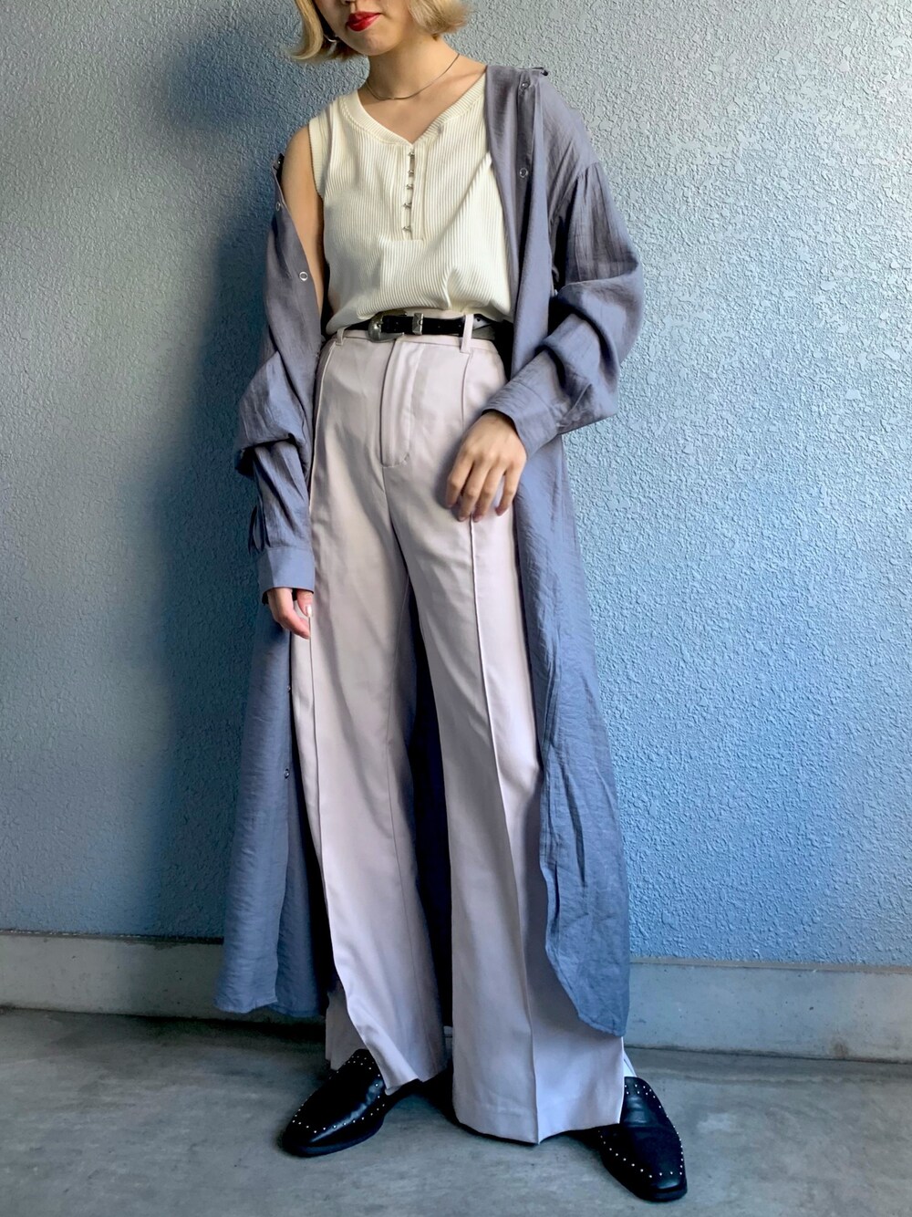 「ロングワンピース、バンドカラー、シャツワンピ、フレアパンツ、タンクトップ、ワントーンコーデ、PAGEBOY、着回しコーデ、低身長コーデ」｜「PAGEBOYのピンタックフレアスリットパンツ（その他パンツ、ベージュ系）」を使った、うえさん（レディース・153cm）の春コーディネートの1枚目の写真