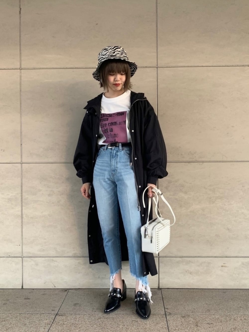 「PAGEBOY、デニムコーデ、ロンT、フードコート、バケットハット、ゼブラ柄、プリントT、ショルダーバッグ、ローファー、デニムパンツ」｜「PAGEBOYのドレスジーンズ【20SS】（デニムパンツ、ブルー系）」を使った、うえさん（レディース・153cm）の春コーディネートの1枚目の写真