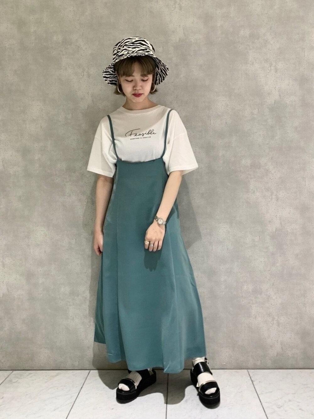 「バケットハット、キャミワンピ、低身長、サンダルに靴下、韓国ファッション、白Tシャツ、ホワイト、白靴下、スポーツサンダル、ロゴT」｜「PAGEBOYのサス付セミフレアスカート（スカート、グリーン系）」を使った、うえさん（レディース・153cm）の春コーディネートの1枚目の写真