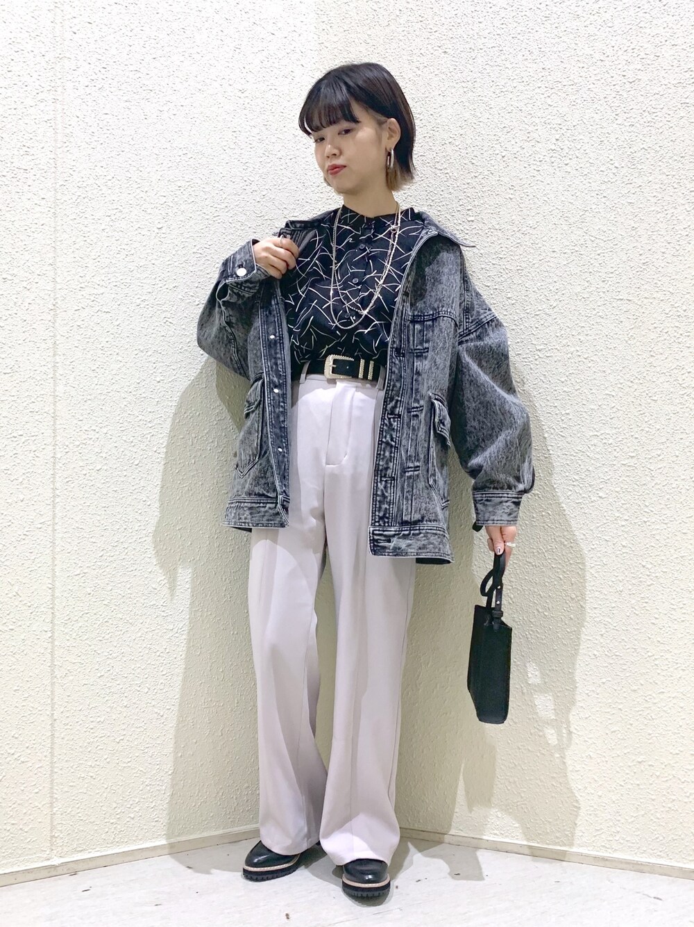 「春アウター、春めきシューズ、休日スタイル、パステル映える春、ビックシルエット、淡色コーデ、ハイウエスト、モード、ボリューム袖、ローファー」｜「PAGEBOYのクラシックスラックス（スラックス、ベージュ系）」を使った、うえさん（レディース・153cm）の春コーディネートの1枚目の写真
