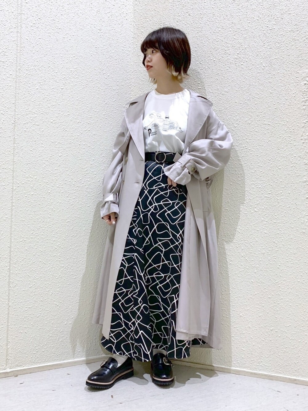 「春めきシューズ、ローファー、トレンチコート、ボリューム袖、休日スタイル、きれいめカジュアル、春コーデ、マーメイドスカート、低身長、大人カジュアル」｜「PAGEBOYの【WEB先行予約】Pizza HutリブロンT（トップス、ホワイト系）」を使った、うえさん（レディース・153cm）の春コーディネートの1枚目の写真