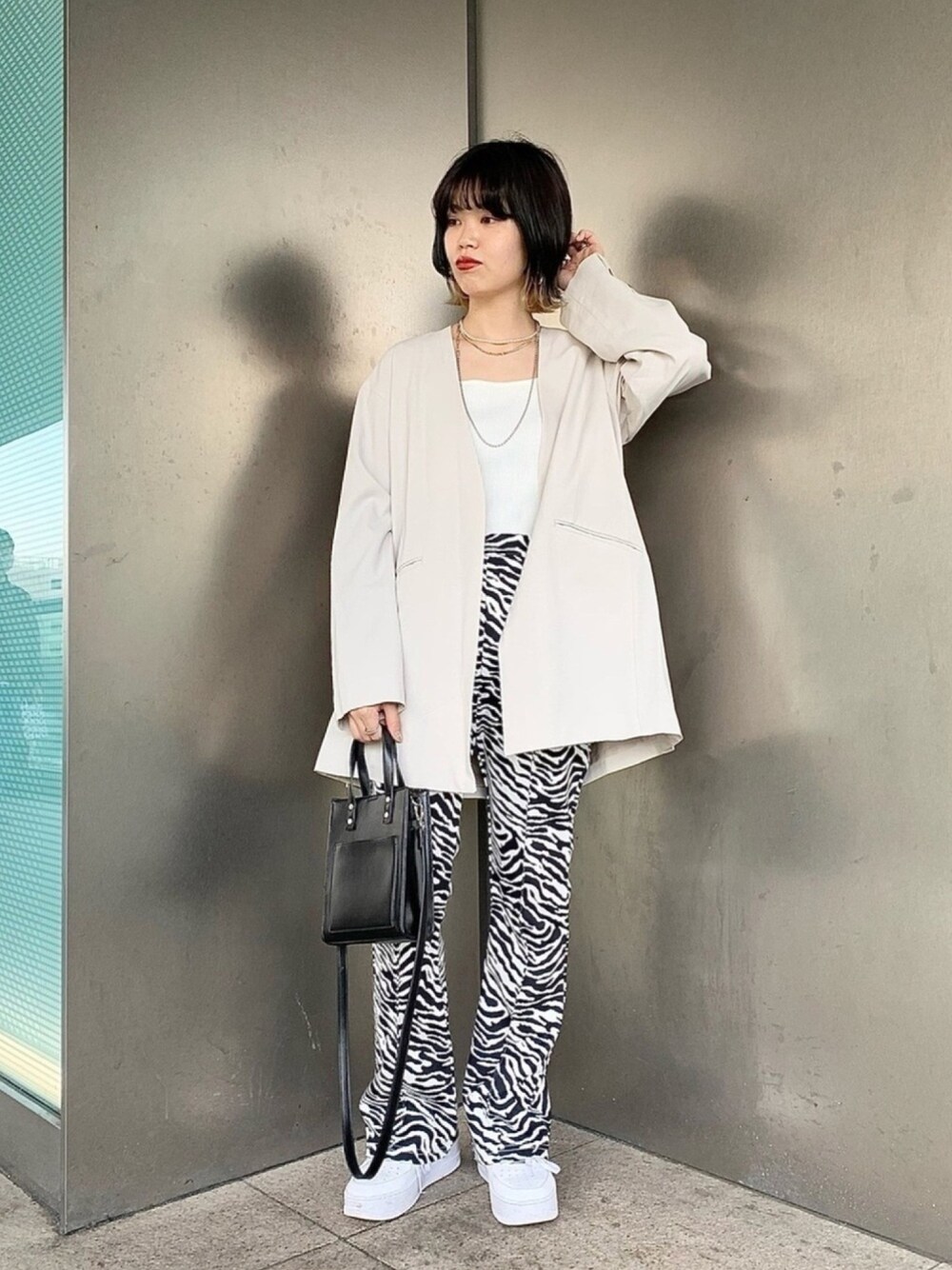 「フレアパンツ、ストリート、厚底シューズ、モノトーン、低身長コーデ、ジャケット、春コーデ、ノーカラージャケット、スニーカー、モード」｜「PAGEBOYのアイテム（パンツ、ホワイト系）」を使った、うえさん（レディース・153cm）の春コーディネートの1枚目の写真