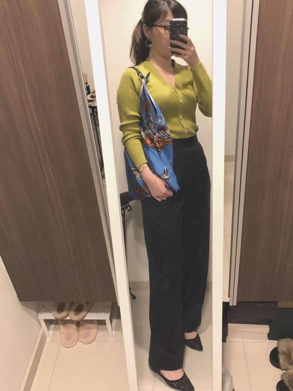 「秋のコーデ、カーディガン、メガネ女子」｜「manipuriのMANIPURI(マニプリ)　スカーフ柄バッグ（ショルダーバッグ、ブルー系）」を使った、ajumomoさん（レディース・166cm）の秋コーディネートの1枚目の写真