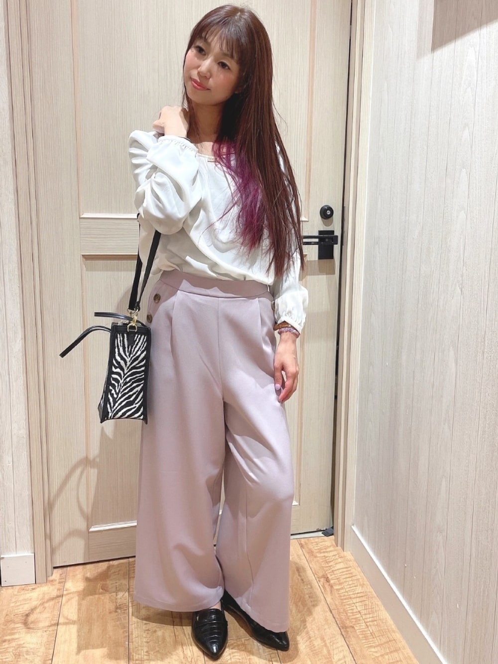 パープル系のその他パンツ、ホワイト系のシャツ/ブラウス、ブラック系のその他シューズを着用したレディースの冬コーディネートの1枚目の写真