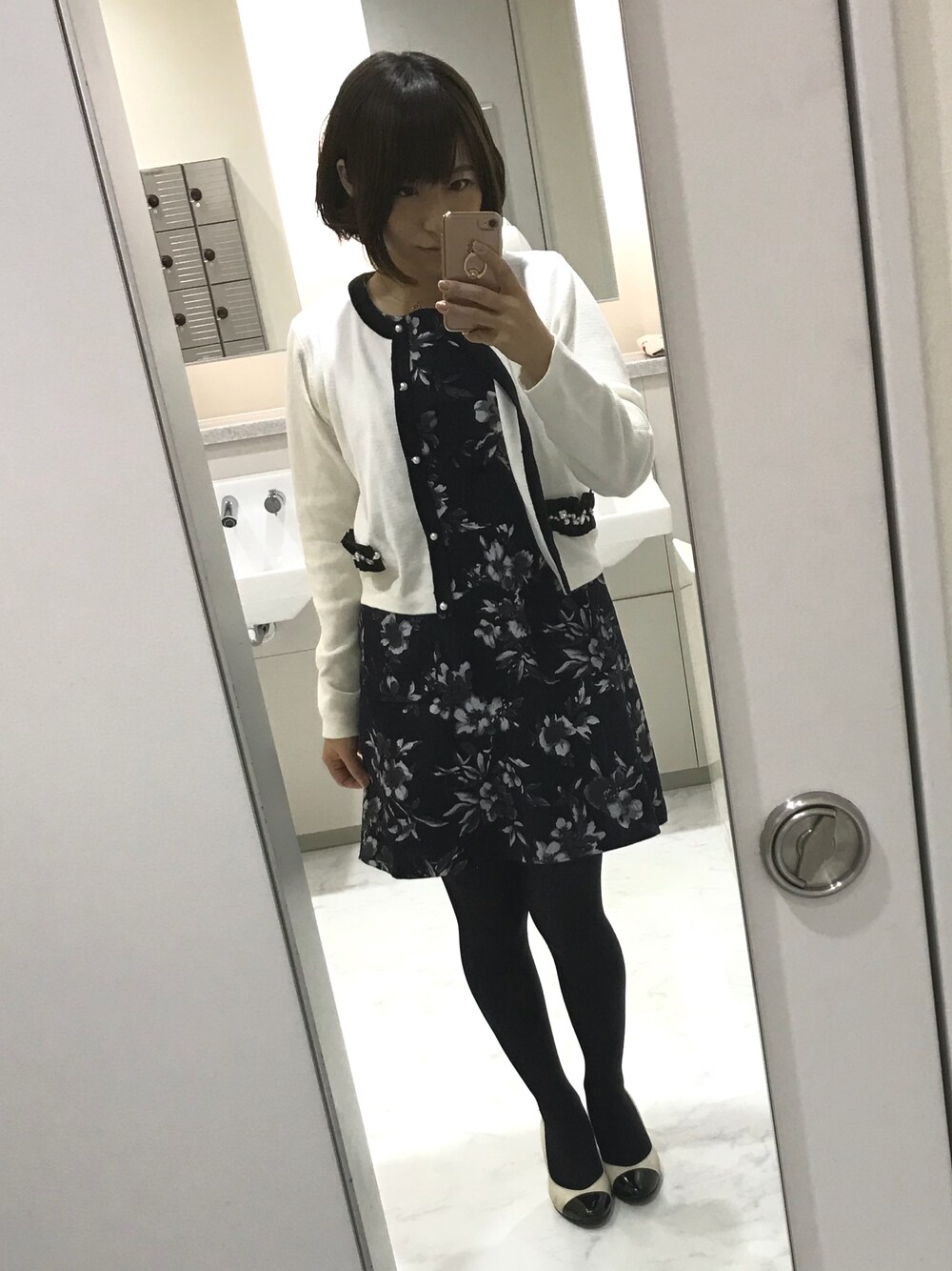 「通勤コーデ、二次会、パーティ、ワンピース」｜「toccoのアイテム（カーディガン/ボレロ、ホワイト系）」を使った、なぎさん（レディース・158cm）の秋コーディネートの1枚目の写真