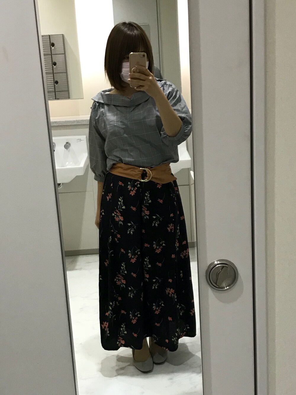 「グレンチェック、仕事コーデ、花柄パンツ」｜「MISCH MASCHのグレンチェック柄ブラウス（シャツ/ブラウス、グレー系）」を使った、なぎさん（レディース・158cm）の冬コーディネートの1枚目の写真