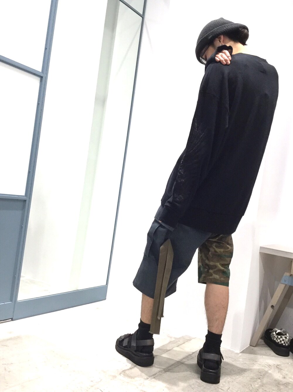 ブラック系のスウェット、グリーン系のパンツ、ブラック系のサンダルを着用したメンズの夏コーディネートの1枚目の写真