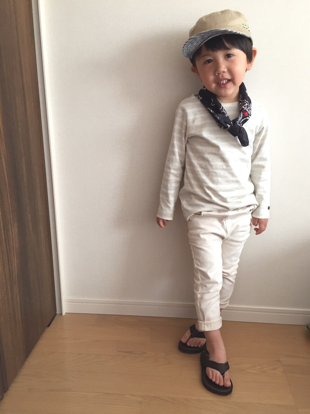 「クレードスコープ、男の子コーデ、シンプル、プティマイン、バンダナ、サンダル、マーキーズ」｜「kladskapの電車刺繍入りワークキャップ（キャップ、ブルー系）」を使った、なっちゃんさん（キッズ・100cm）の春コーディネートの1枚目の写真