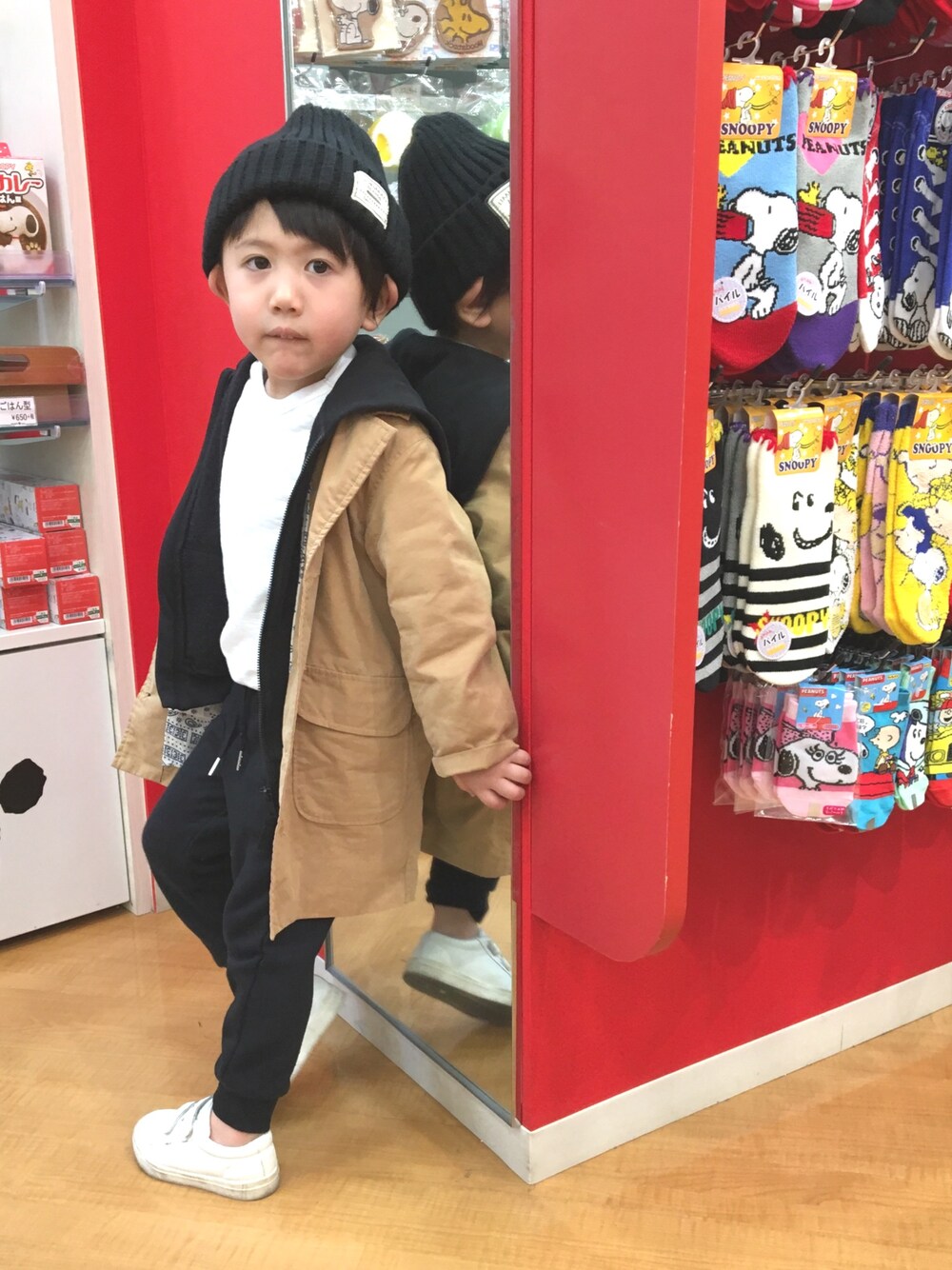 「スニーカーコーデ、スウェット、ジョガーパンツ、モノトーン、パーカー、シロスニーカー、黒スウェット、しろTシャツ、重ね着」｜「西松屋のアイテム（ニットキャップ/ビーニー、ブラック系）」を使った、なっちゃんさん（キッズ・100cm）の冬コーディネートの1枚目の写真