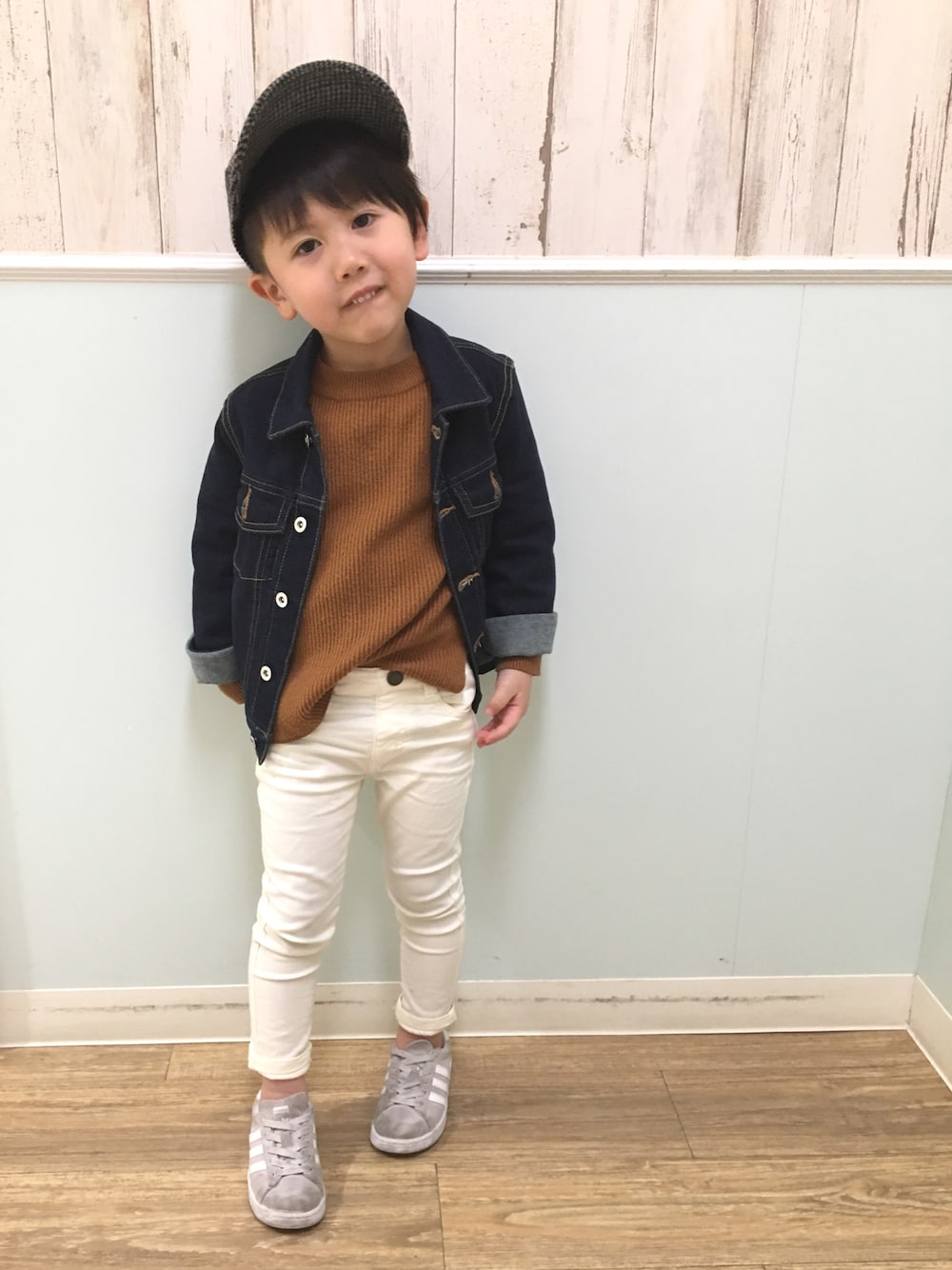 「スニーカー、キャップ、白パンツ、ニット、ジージャン、カジュアルコーデ、男の子コーデ、アディダス」｜「BREEZEのワンポイントCAP（キャップ、グレー系）」を使った、なっちゃんさん（キッズ・100cm）の冬コーディネートの1枚目の写真