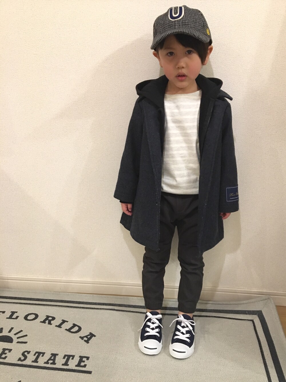 「ツイードキャップ、ステンカラーコート、ジョガーパンツ、パーカー重ね着、パーカー、キャップ、シンプル、コンバース、H&M」｜「BREEZEのワンポイントCAP（キャップ、グレー系）」を使った、なっちゃんさん（キッズ・100cm）の冬コーディネートの1枚目の写真