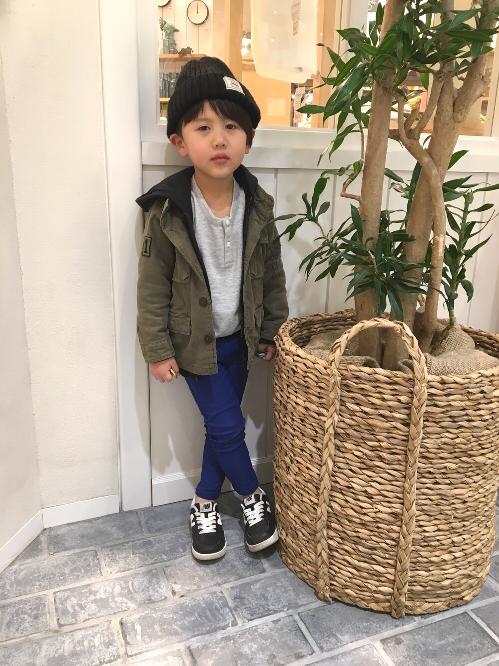 「ロイヤルブルー、ニューバランス、パーカー、ニット帽、スキニー、スニーカー、サーマル、男の子コーデ」｜「西松屋のアイテム（ニットキャップ/ビーニー、ブラック系）」を使った、なっちゃんさん（キッズ・100cm）の冬コーディネートの1枚目の写真