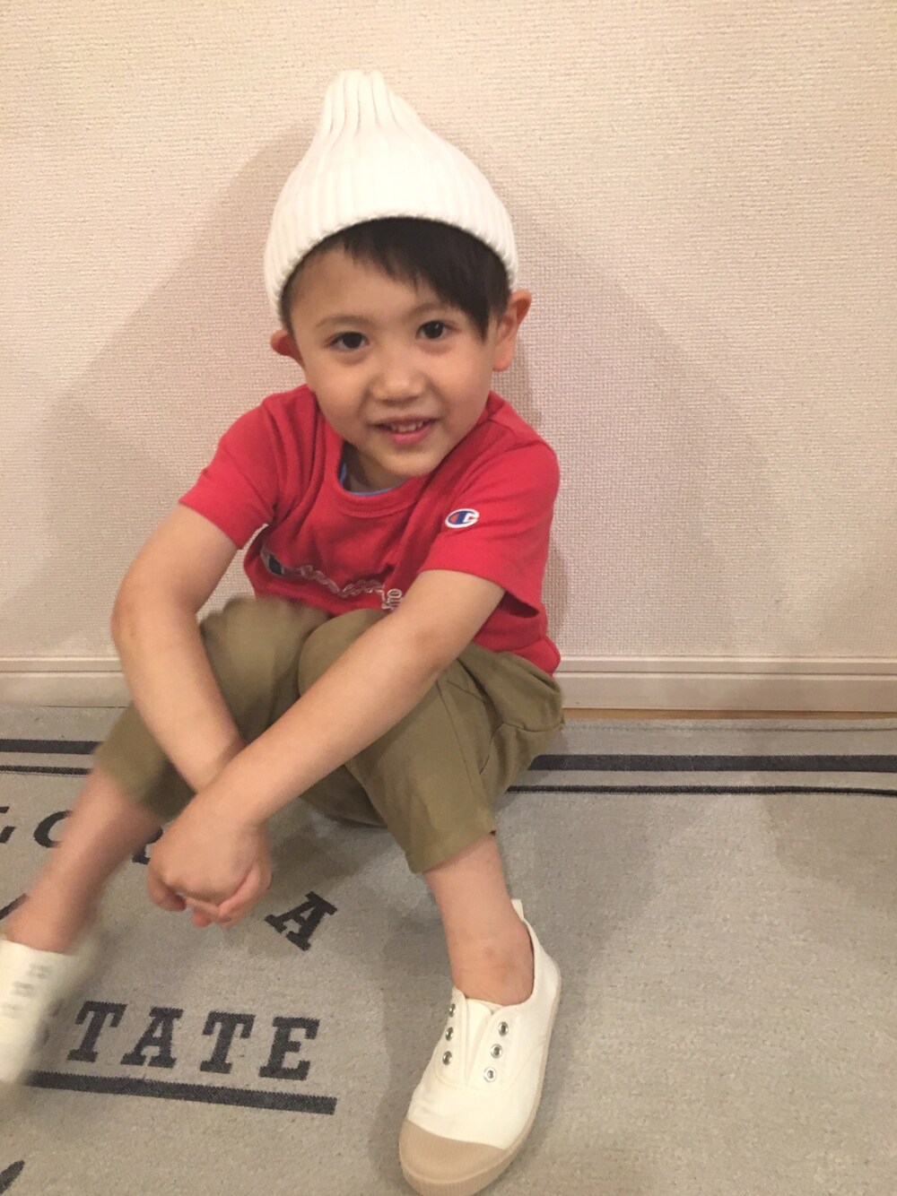 「チャンピオン、Tシャツ、テーパードパンツ、スリッポン、ニット帽、赤」｜「HusHusHのコットンニットワッチ（ニットキャップ/ビーニー、ホワイト系）」を使った、なっちゃんさん（キッズ・110cm）の春コーディネートの1枚目の写真