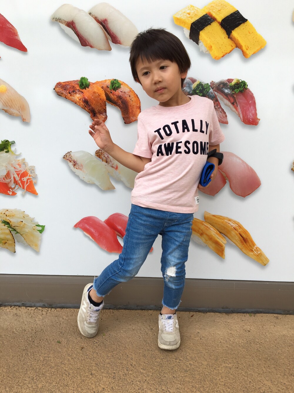 「ピンクTシャツ、ダメージデニムパンツ、クロップドパンツ、スニーカー、ニューバランス」｜「H&Mのアイテム（Tシャツ/カットソー、ピンク系）」を使った、なっちゃんさん（キッズ・110cm）の夏コーディネートの1枚目の写真