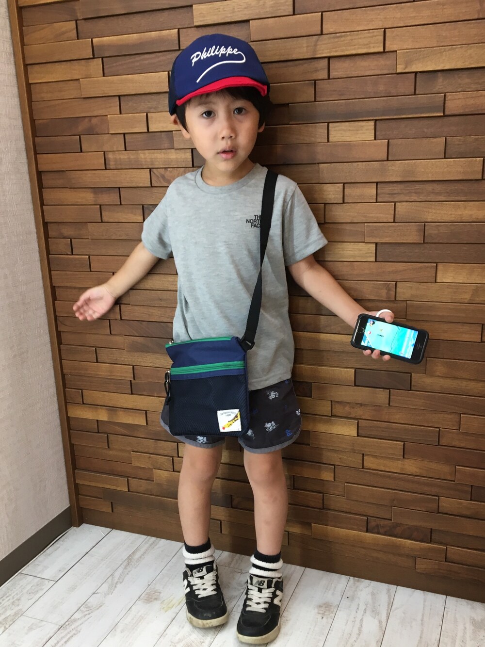 「男の子コーデ、キャップ、ボーダーソックス、ショートパンツ、スヌーピー、ランニングパンツ、ショルダーバッグ、グレーTシャツ、ガラパン」｜「LAGOMのアイテム（キャップ、ブルー系）」を使った、なっちゃんさん（キッズ・110cm）の夏コーディネートの1枚目の写真