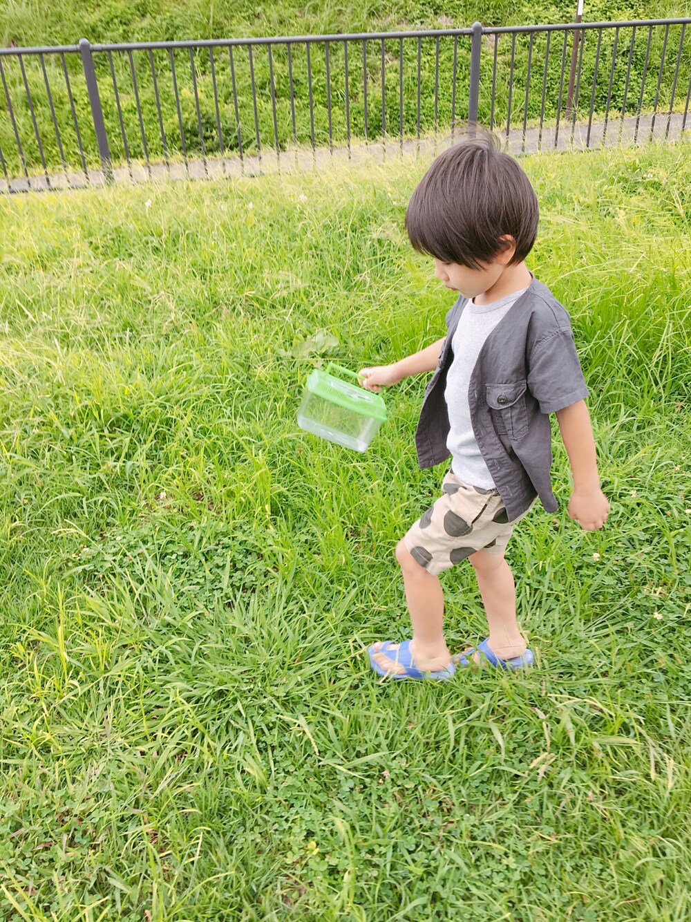「キッズコーデ、ドットパンツ、男の子、ブリーズ、マーキーズ」｜「BREEZEの裾ラウンドタンクトップ（タンクトップ、グレー系）」を使った、なっちゃんさん（キッズ・110cm）の秋コーディネートの1枚目の写真