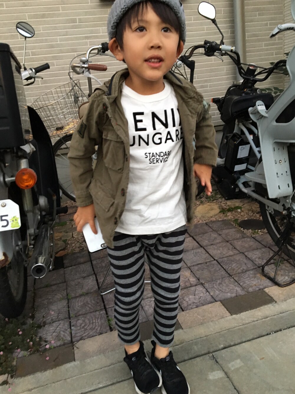 「サルエルパンツ、ミリタリージャケット、ニット帽、秋のコーデ、男の子コーデ」｜「DENIM DUNGAREEのDENIM DUNGUAREE/ デニム＆ダンガリー テンジクロゴＴシャツ              （Tシャツ/カットソー、ホワイト系）」を使った、なっちゃんさん（キッズ・110cm）の秋コーディネートの1枚目の写真