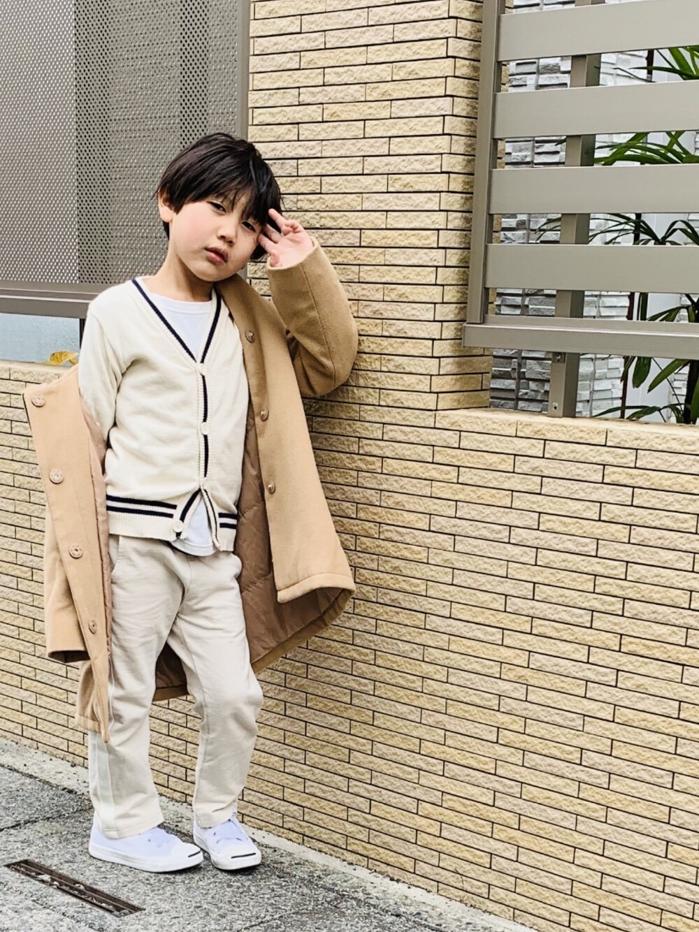 「キッズコーデ、年末WEAR感謝祭、カジュアルコーデ、秋冬コーデ、BTS、converse、ホワイトコーデ、韓国、ラインパンツ、冬コーデ」｜「ZARA KIDSのアイテム（Tシャツ/カットソー、ホワイト系）」を使った、なっちゃんさん（キッズ・110cm）の冬コーディネートの1枚目の写真