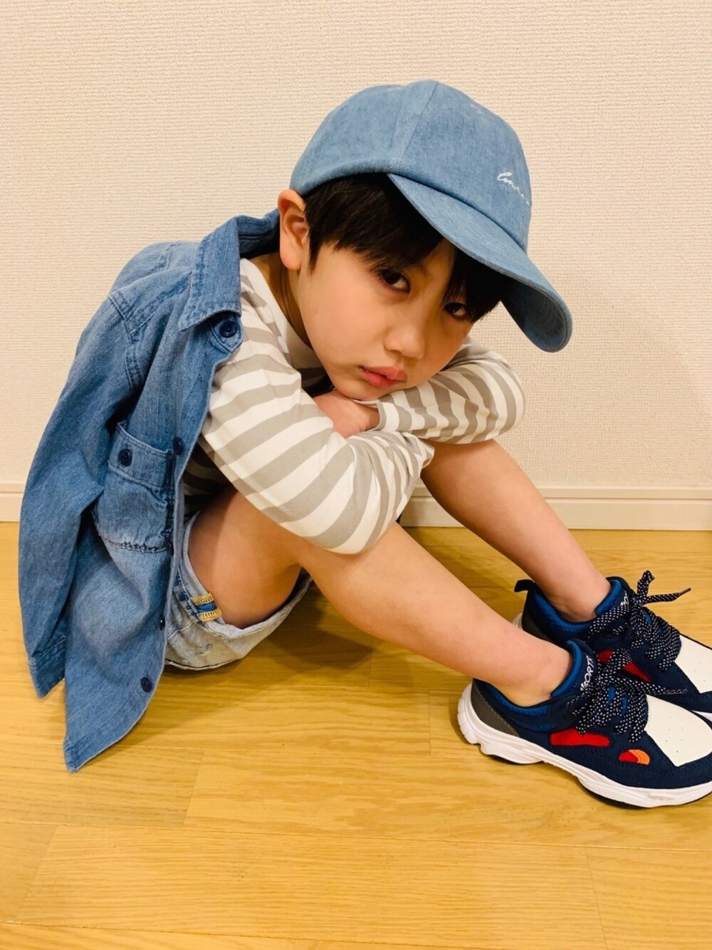 「デニムオンデニム、シンプルコーデ、ショートパンツ、ダットシューズ、キャップ、ダンガリーシャツ、ダメージデニム、H&M、マーキーズ、ボーダー」｜「COMME CA ISMのUVケア　デニム　キャップ（キャップ、ブルー系）」を使った、なっちゃんさん（キッズ・110cm）の春コーディネートの1枚目の写真