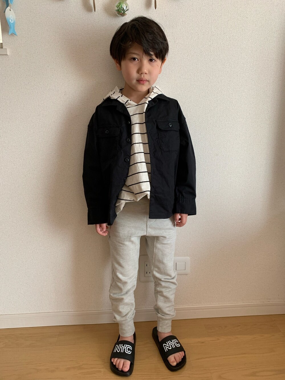 「シンプル、モノトーン、ZARA、モノトーンコーデ、サンダル、ジョガーパンツ、パーカー、7歳、おとこのこ」｜「Dickiesのアイテム（ジャケット/アウター、ブラック系）」を使った、なっちゃんさん（キッズ・110cm）の春コーディネートの1枚目の写真