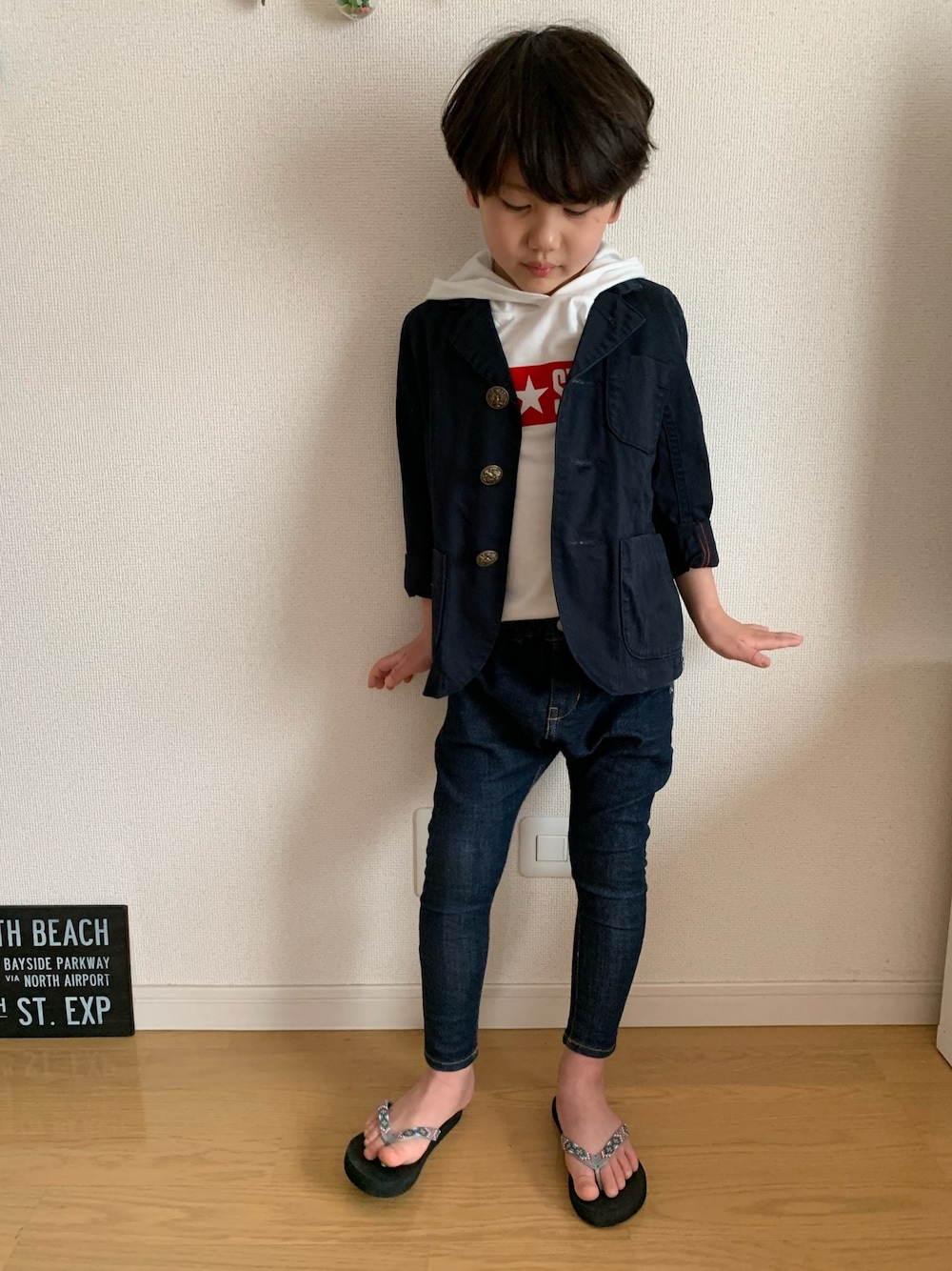 「春夏コーデ、シンプル、サルエルパンツ、おとこのこ、ジャケット、デニム、小学生、ビーチサンダル」｜「DENIM DUNGAREEのアイテム（ジャケット/アウター、ブルー系）」を使った、なっちゃんさん（キッズ・110cm）の春コーディネートの1枚目の写真