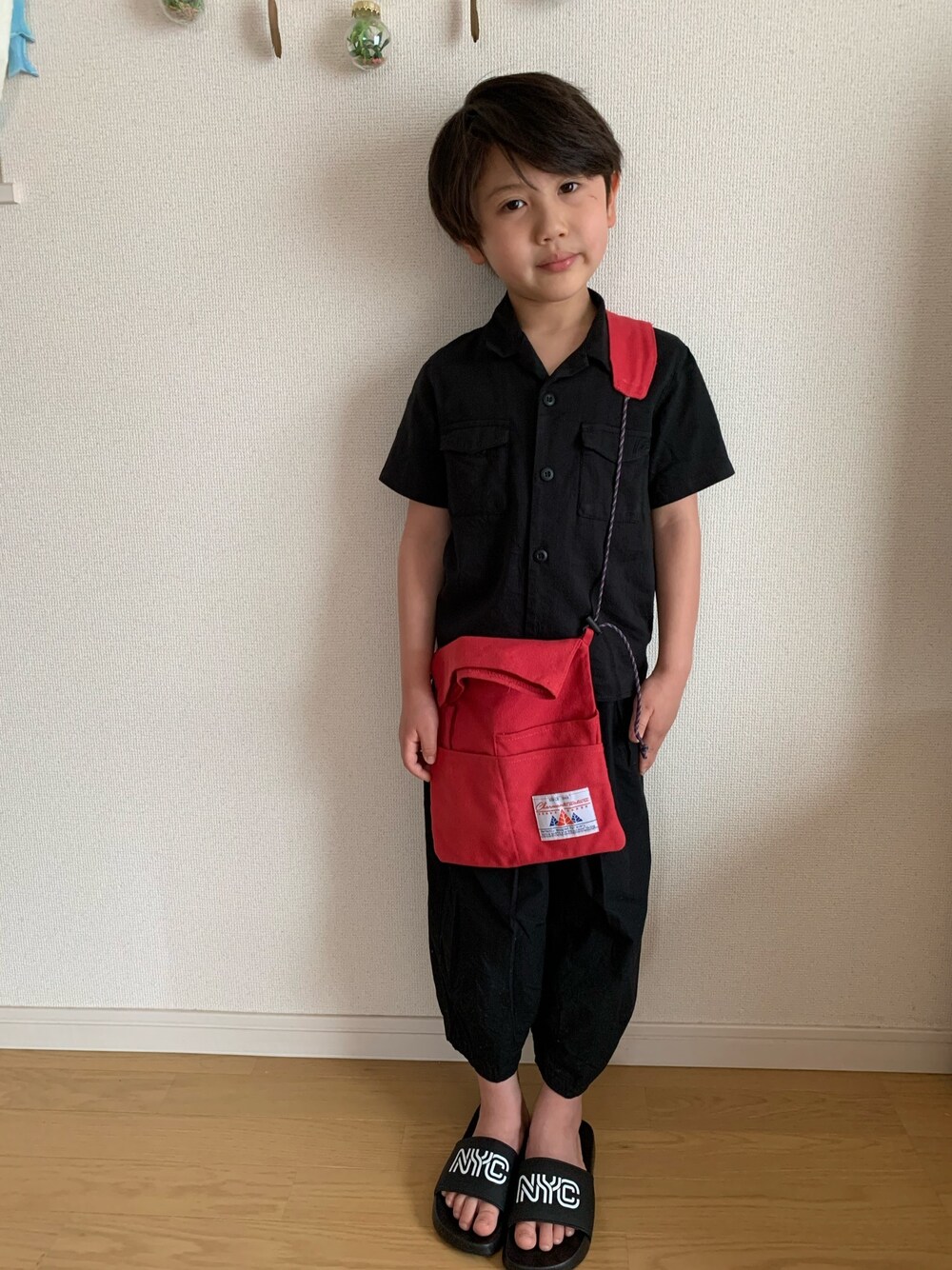 「キッズコーデ、ブラック、マルーン、シャツ、サンダル、サコッシュ、シンプルコーデ、男の子コーデ」｜「GLOBAL WORKの【ジュニア】カイキンアウトポケシャツ/830341（シャツ/ブラウス、ブラック系）」を使った、なっちゃんさん（キッズ・110cm）の春コーディネートの1枚目の写真