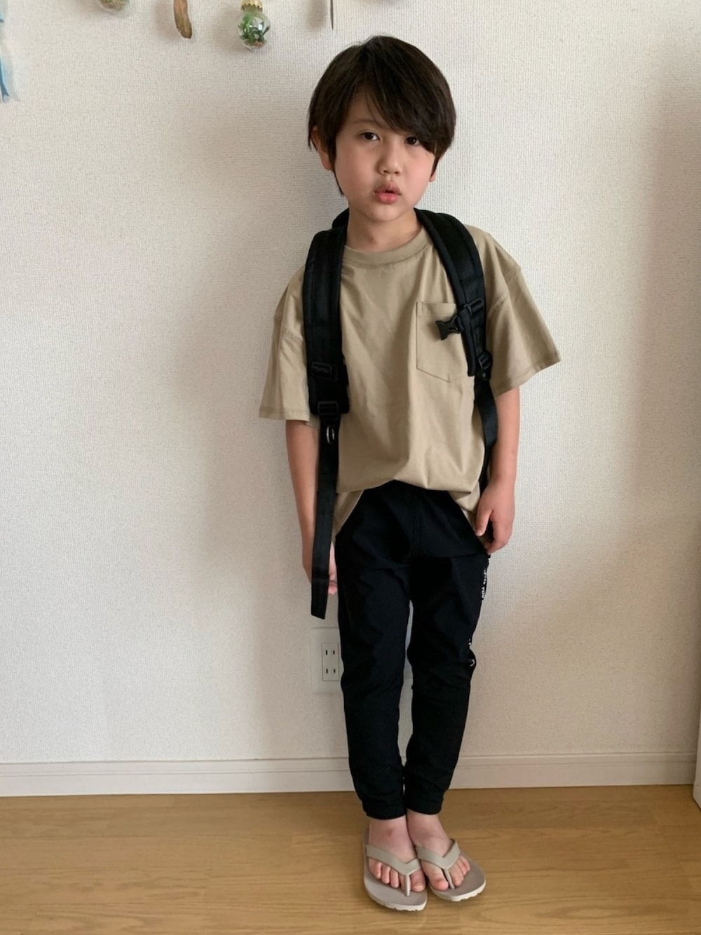「ジョガーパンツ、Tシャツ、シンプルコーデ、マーキーズ、ベージュコーデ、リュック、ビーチサンダル、夏、ブリーズ、小学生」｜「Life Support ProductsのコットンUSAバイカラーTシャツ（80～160cm）（Tシャツ/カットソー、ベージュ系）」を使った、なっちゃんさん（キッズ・110cm）の夏コーディネートの1枚目の写真