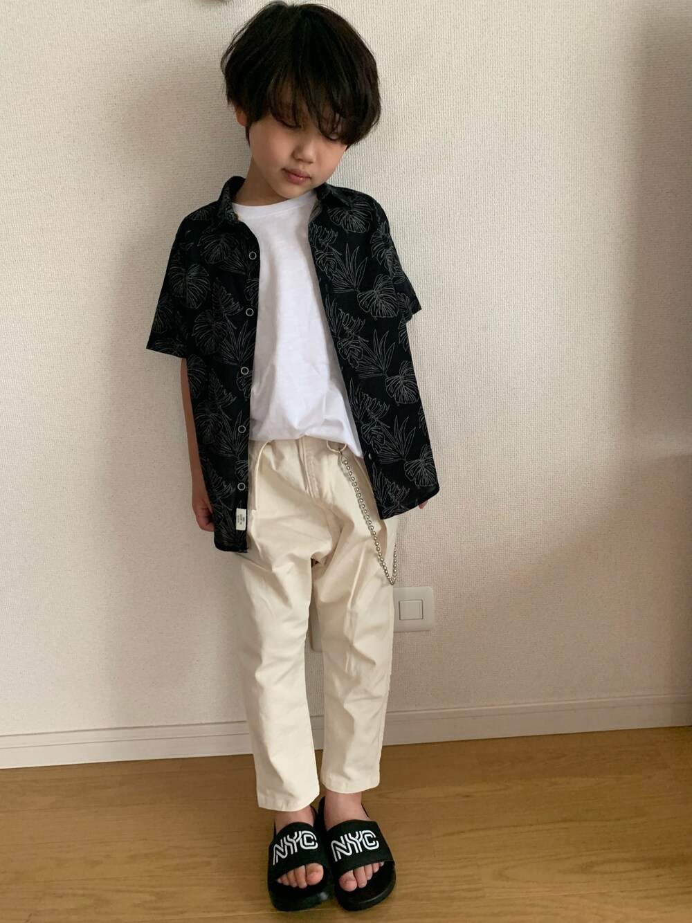 「ZARA、キムテヒョン、シンプルコーデ、白パンツ、男の子コーデ、シャツ、ウォレットチェーン、サンダル、モノトーン、オトナカジュアル」｜「ZARA KIDSのアイテム（シャツ/ブラウス、ブラック系）」を使った、なっちゃんさん（キッズ・110cm）の夏コーディネートの1枚目の写真