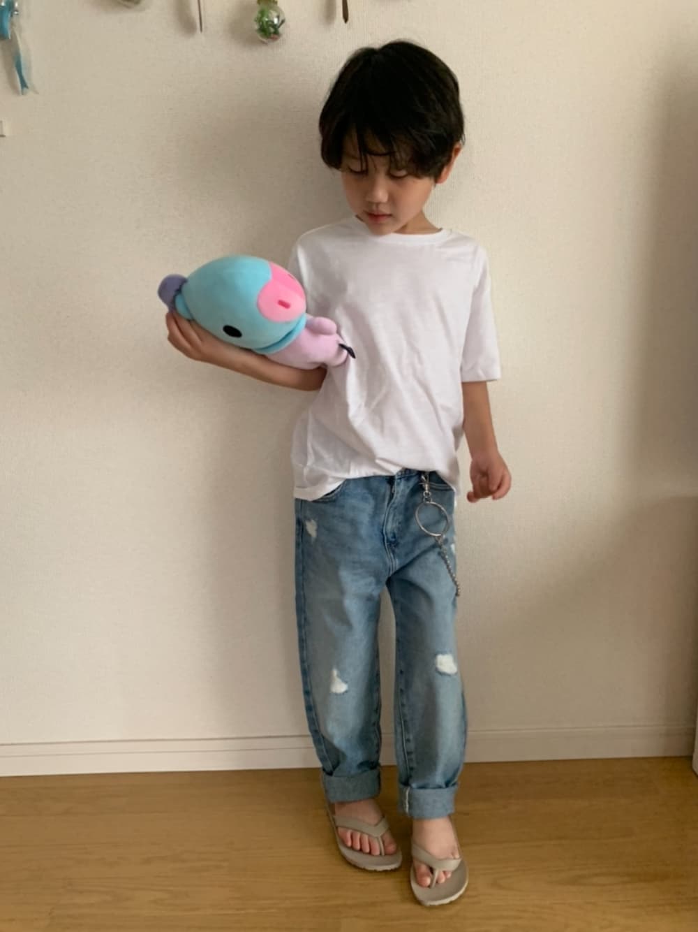 「シンプル、Tシャツ、Tシャツ×デニム、ビーチサンダル、夏コーデ、小学生、おとこのこ、ウォレットチェーン」｜「ZARA KIDSのアイテム（Tシャツ/カットソー、ホワイト系）」を使った、なっちゃんさん（キッズ・110cm）の夏コーディネートの1枚目の写真