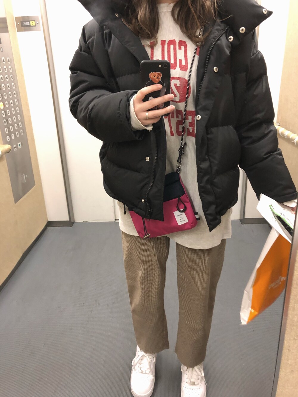 「ラフ、スニーカーコーデ、ootd」｜「DHOLICの中綿ハイネックジップアップ（ダウンジャケット/コート、ブラック系）」を使った、amiさん（レディース・166cm）の冬コーディネートの1枚目の写真