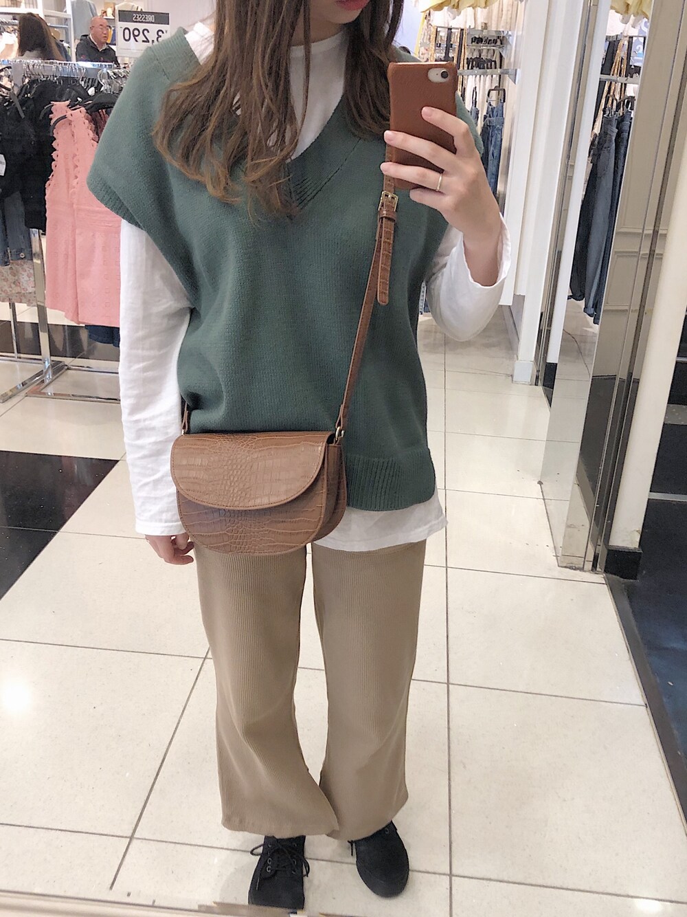 「平成最後のWEARISTAセンバツ、リブパンツ」｜「LOWRYS FARMのハーフムーンショルダーＢＡＧ　823131（ショルダーバッグ、ブラウン系）」を使った、amiさん（レディース・166cm）の春コーディネートの1枚目の写真