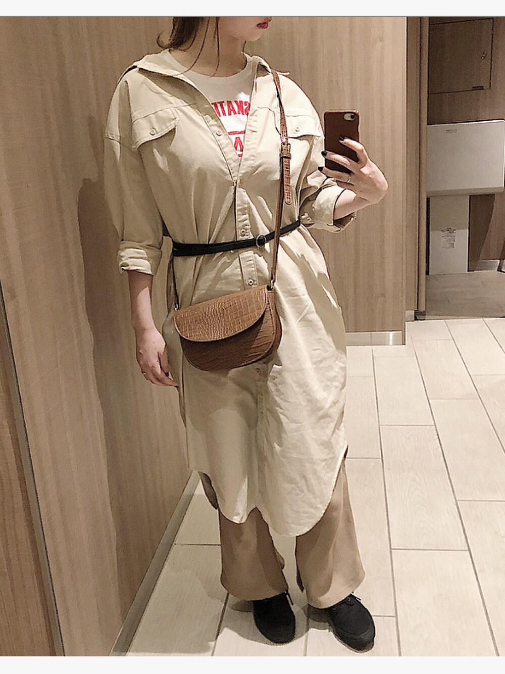「春夏コーデ、ベージュコーデ、白Tシャツ、プチプラ、大人カジュアル」｜「LOWRYS FARMのハーフムーンショルダーＢＡＧ　823131（ショルダーバッグ、ブラウン系）」を使った、amiさん（レディース・166cm）の春コーディネートの1枚目の写真