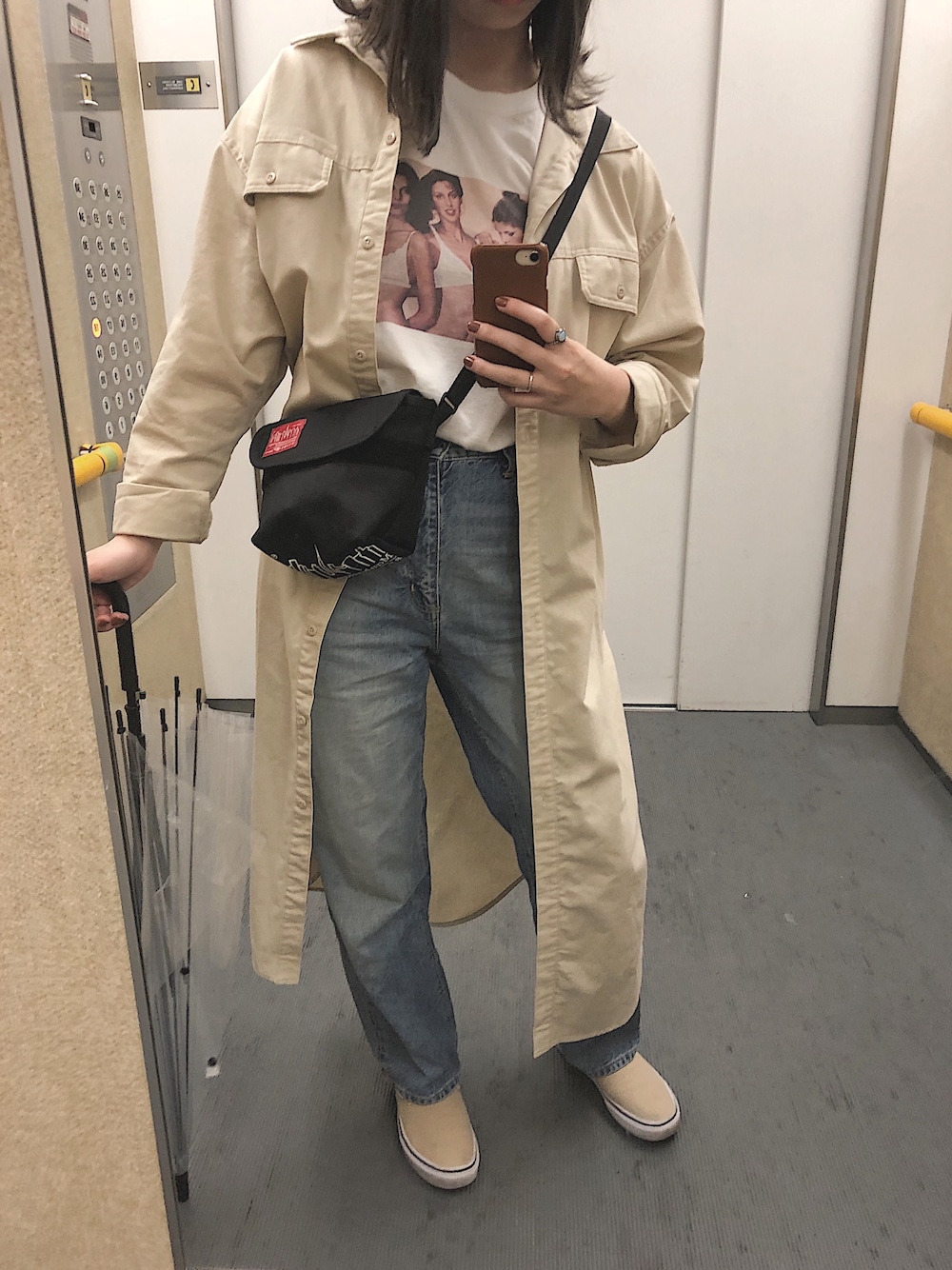 「シンプル、ootd、スニーカー、デニム、ベージュコーデ、雨の日コーデ、白Tシャツ、ゆるコーデ、原宿」｜「FREAK'S STOREのNO PANTIES/ノーパンティーズ　GIRLS T-shirt/ガールズプリントTシャツ（Tシャツ/カットソー、ホワイト系）」を使った、amiさん（レディース・166cm）の夏コーディネートの1枚目の写真