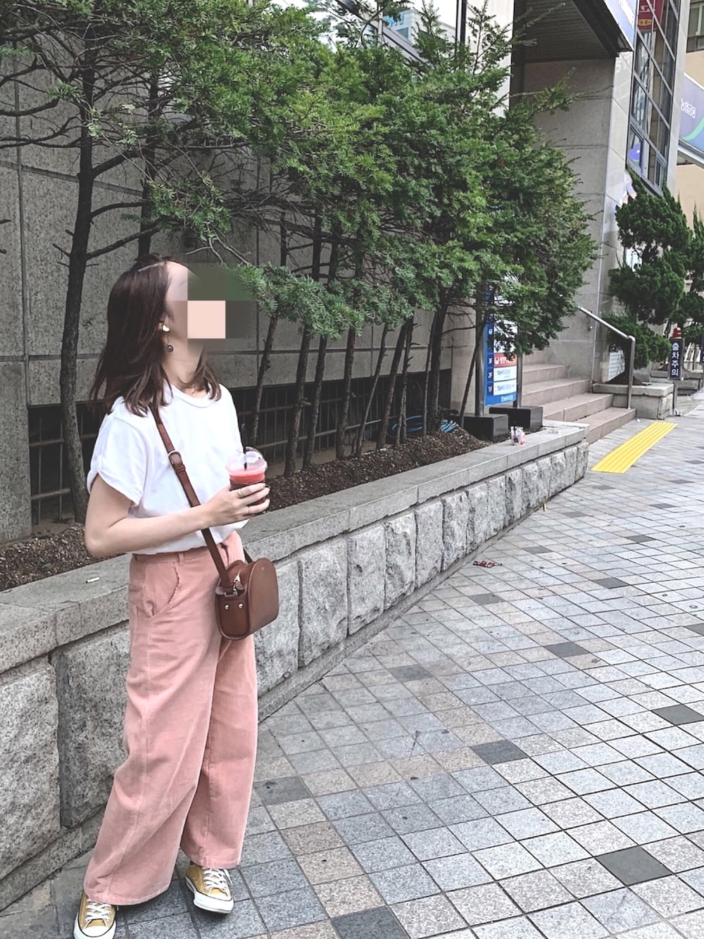 「韓国旅行、パンツスタイル、スニーカー」｜「MOUSSYのアイテム（Tシャツ/カットソー、ホワイト系）」を使った、amiさん（レディース・166cm）の夏コーディネートの1枚目の写真