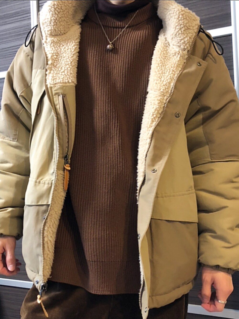 「大人カジュアル、シンプルコーデ、ベージュ、ユニクロ、ブラウンコーデ」｜「FREAK'S STOREのリバーシブル ボアマウンテンパーカー/ボアブルゾン/REVERSIBLE BOA MOUNTAIN PARKA/BOA BLOUSON（ブルゾン、ベージュ系）」を使った、amiさん（レディース・164cm）の冬コーディネートの1枚目の写真