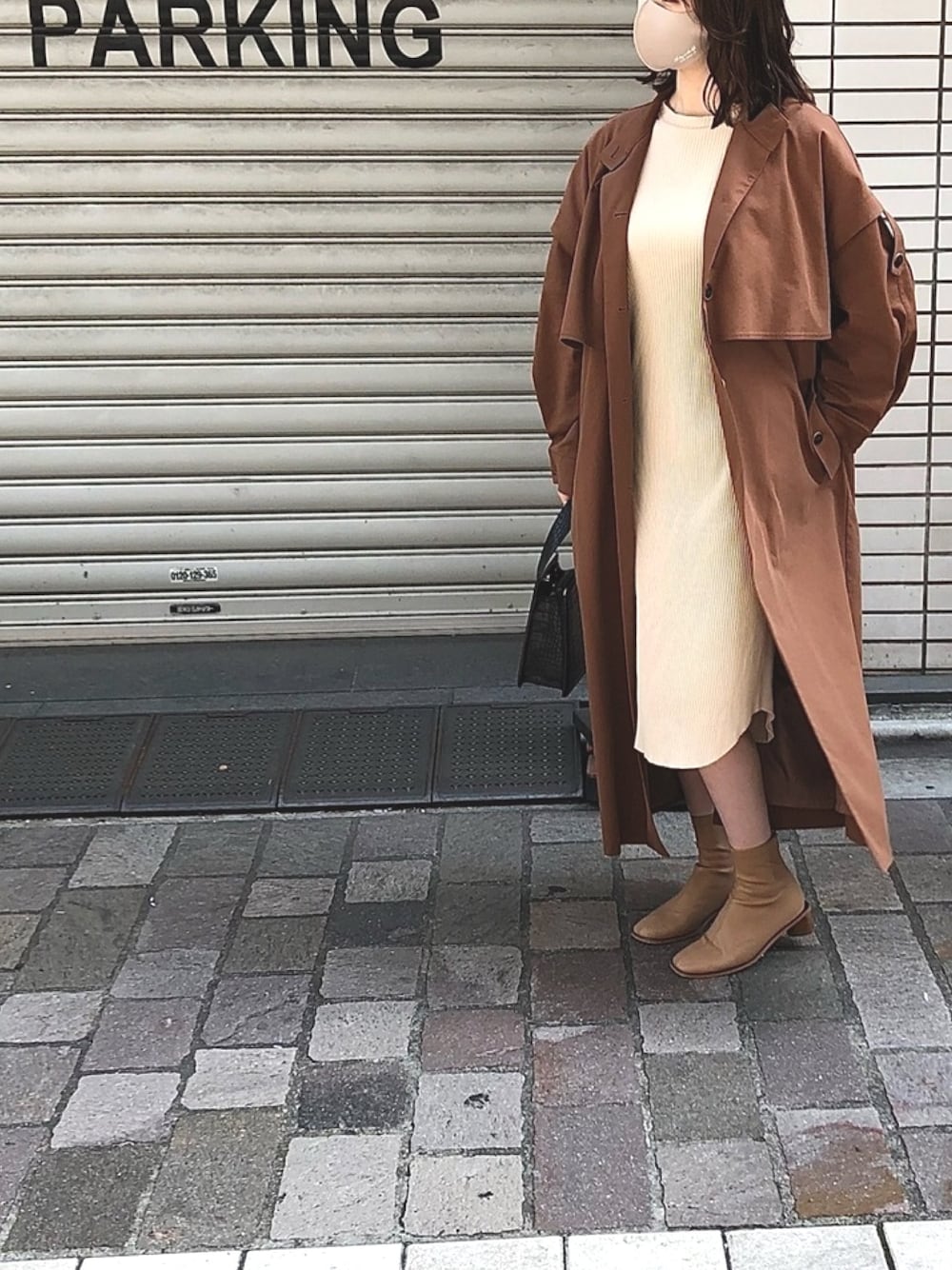 「シンプルコーデ、春コーデ、大人コーデ、おしゃれさんと繋がりたい、トレンチコート、韓国ファッション、ブーツ、ワンピース、大人カジュアル、春」｜「SHIPSのギャラクシーリブスナップワンピース（ワンピース、ベージュ系）」を使った、amiさん（レディース・164cm）の春コーディネートの1枚目の写真