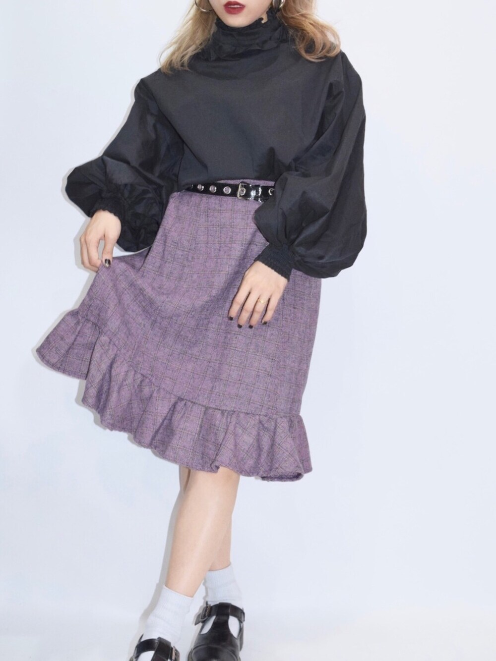 A.D.Gさんの「(全2色)FRILL-NECK BALLOON SLEEVE BLOUSE（A.D.G）」を使ったコーディネート