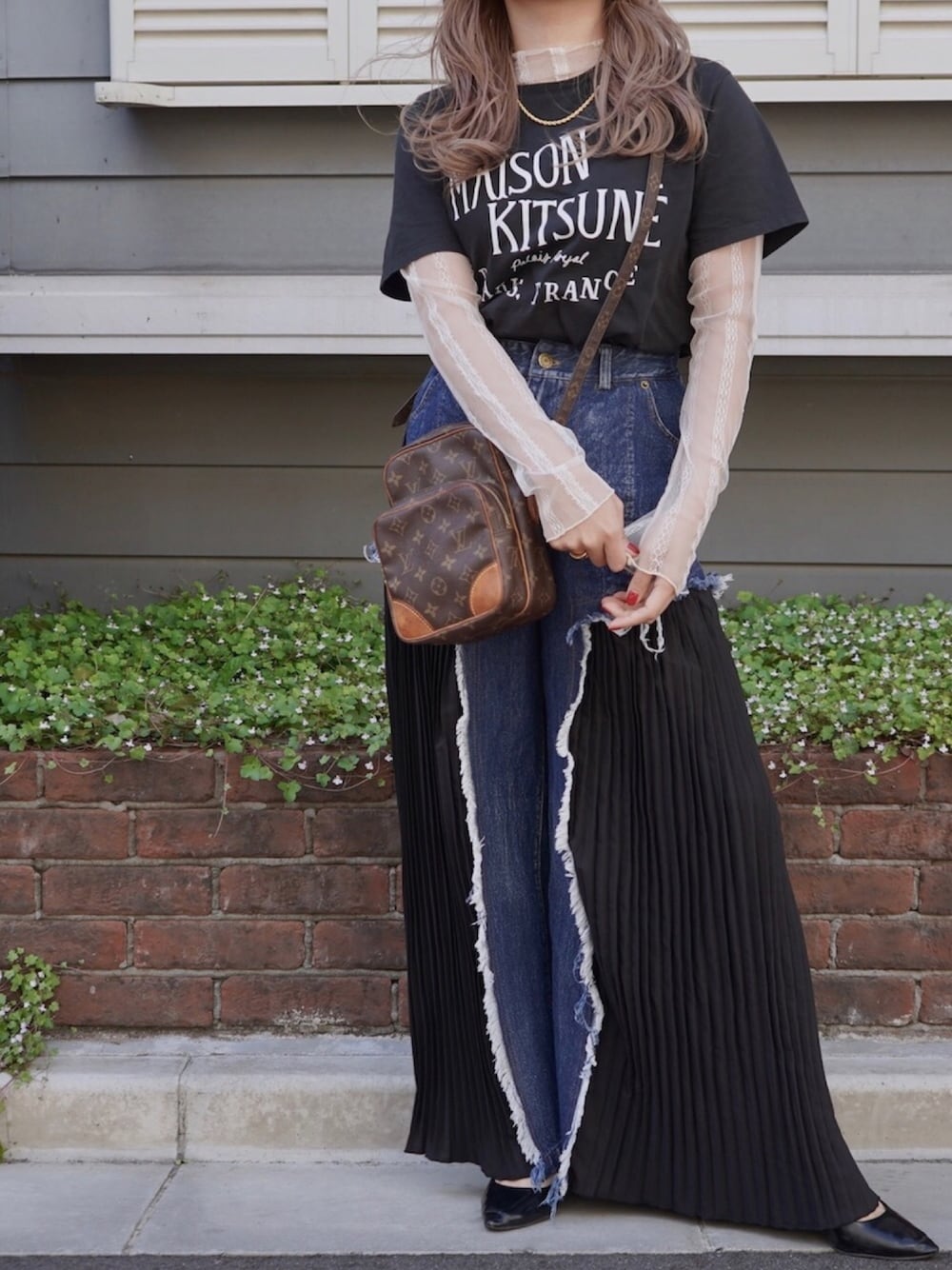 「デニム、デニムパンツ、プリーツパンツ、LouisVuitton、大人カジュアル、ショルダーバッグ、シースルー、お洒落さんとつながりたい、古着MIX、いいね、save、フォローお願いします🤑」｜「A.D.GのPoint Pleats Wide Denim Pants（デニムパンツ、ブルー系）」を使った、A.D.Gさん（レディース・150cm）の春コーディネートの1枚目の写真