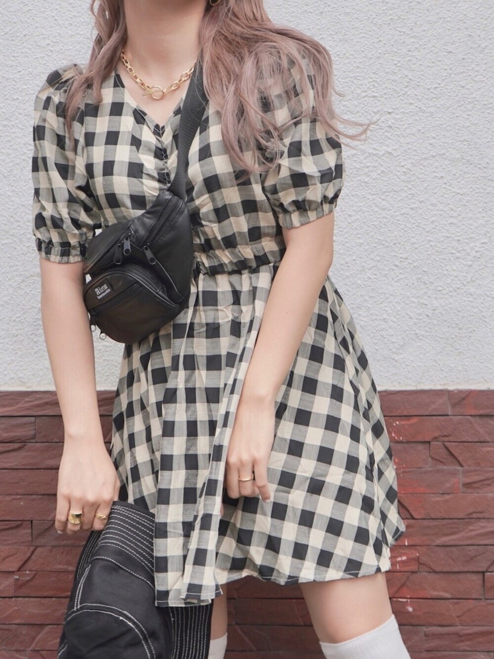 ベージュ系のワンピース、ホワイト系のその他を着用したレディースの夏コーディネートの1枚目の写真