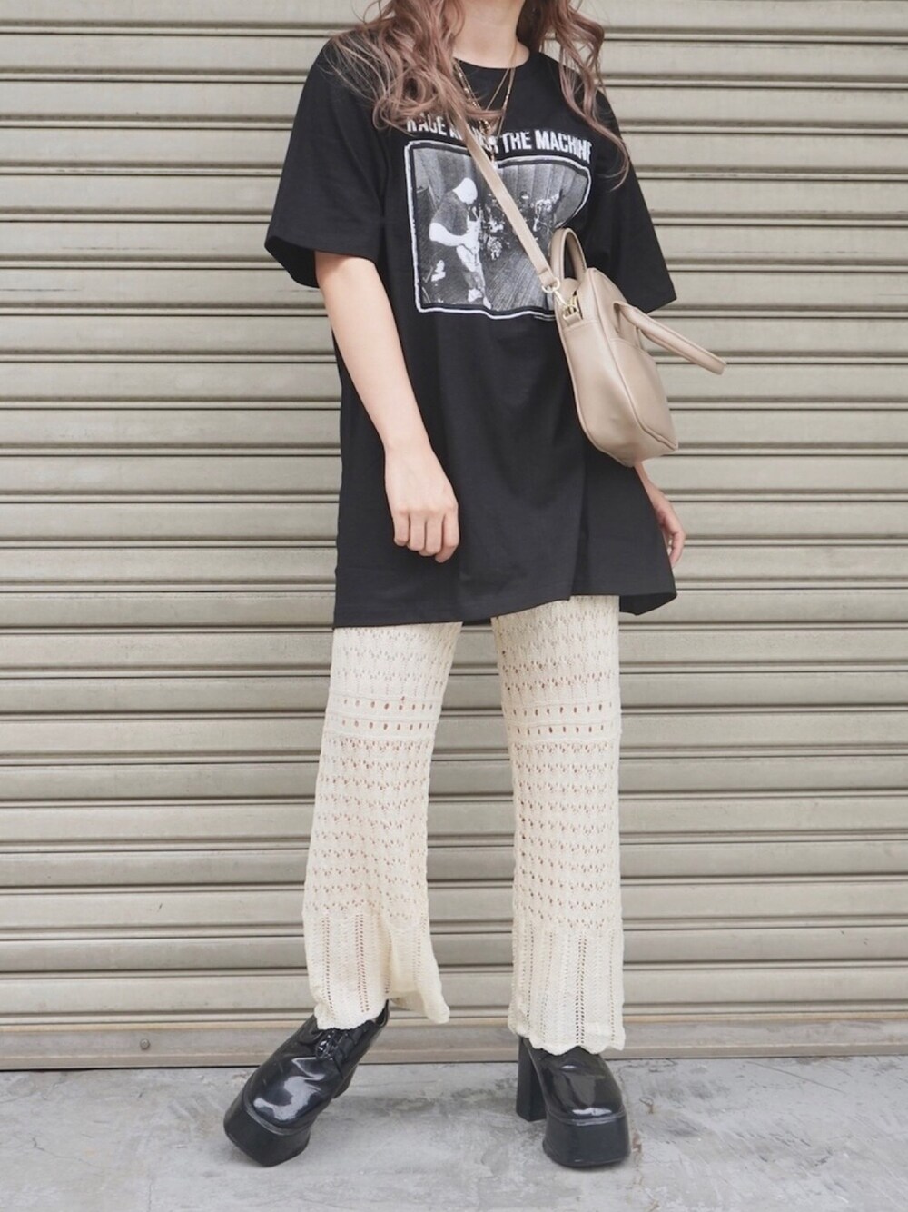 「A.D.G、パンツスタイル、ニットパンツ、ストリートMIX、バンドT、Tシャツ、オーバーサイズ、ビッグシルエット、ビッグT、夏コーデ」｜「A.D.GのCrochet Lace Flare Pants (cream white)（その他パンツ、ホワイト系）」を使った、A.D.Gさん（レディース・150cm）の夏コーディネートの1枚目の写真